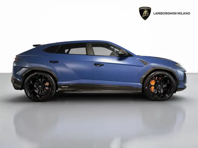 Lamborghini Urus view 3