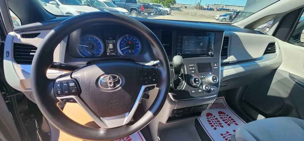 Toyota Sienna снимка Toyota Sienna