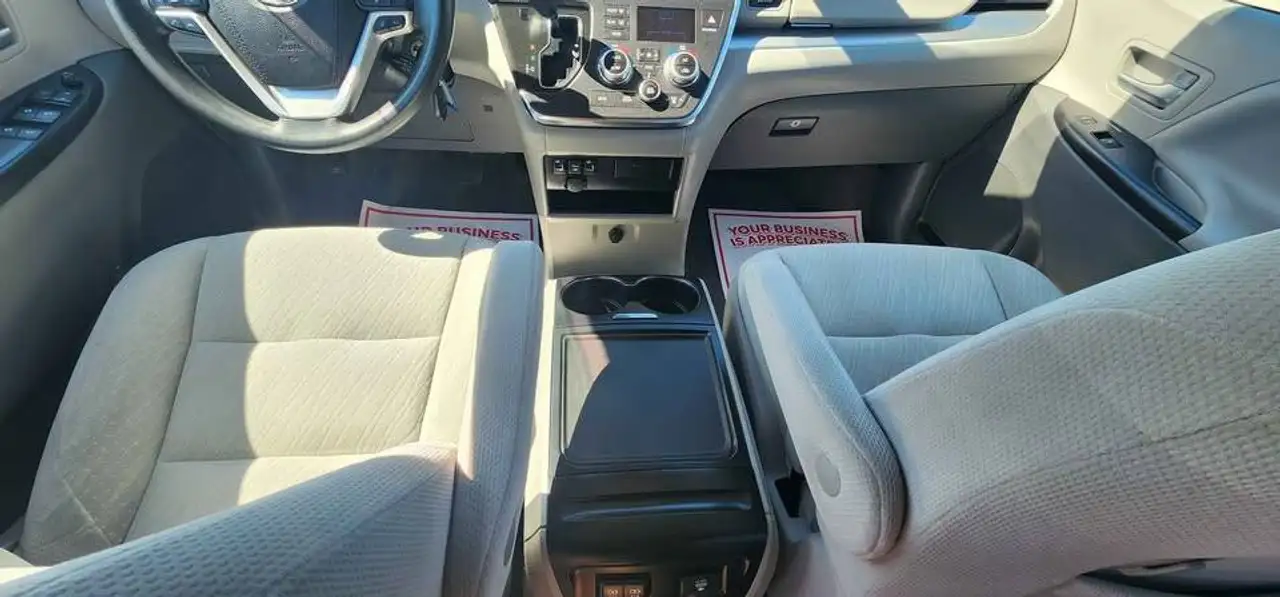 Toyota Sienna снимка Toyota Sienna