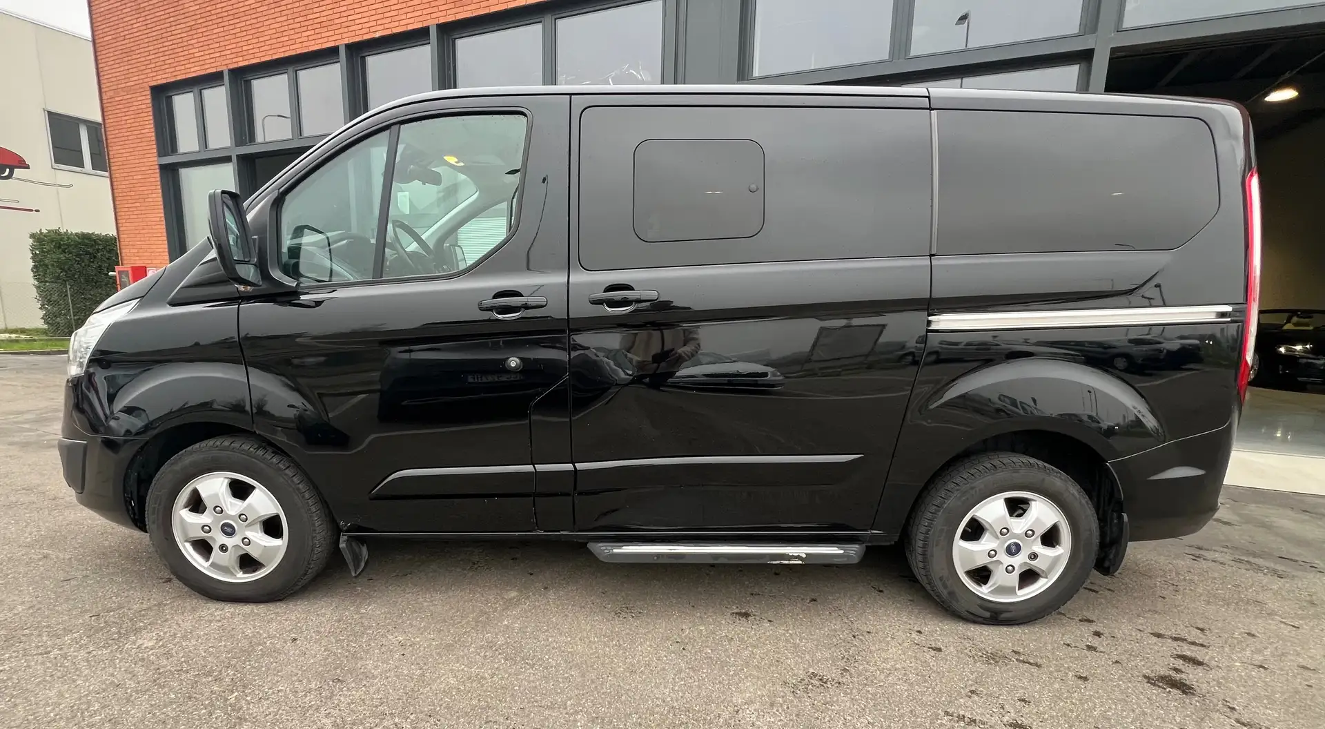 Ford Tourneo Custom 2.0 TDCI 130 CV  8 Posti Nero - 2