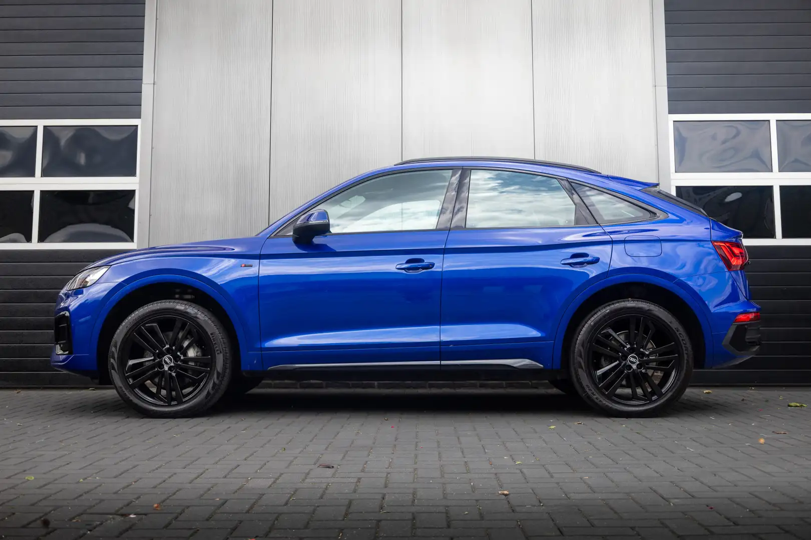 Audi Q5 Sportback 55 TFSI e 367 pk S-Line / BTW-Auto/ Pano Blauw - 2