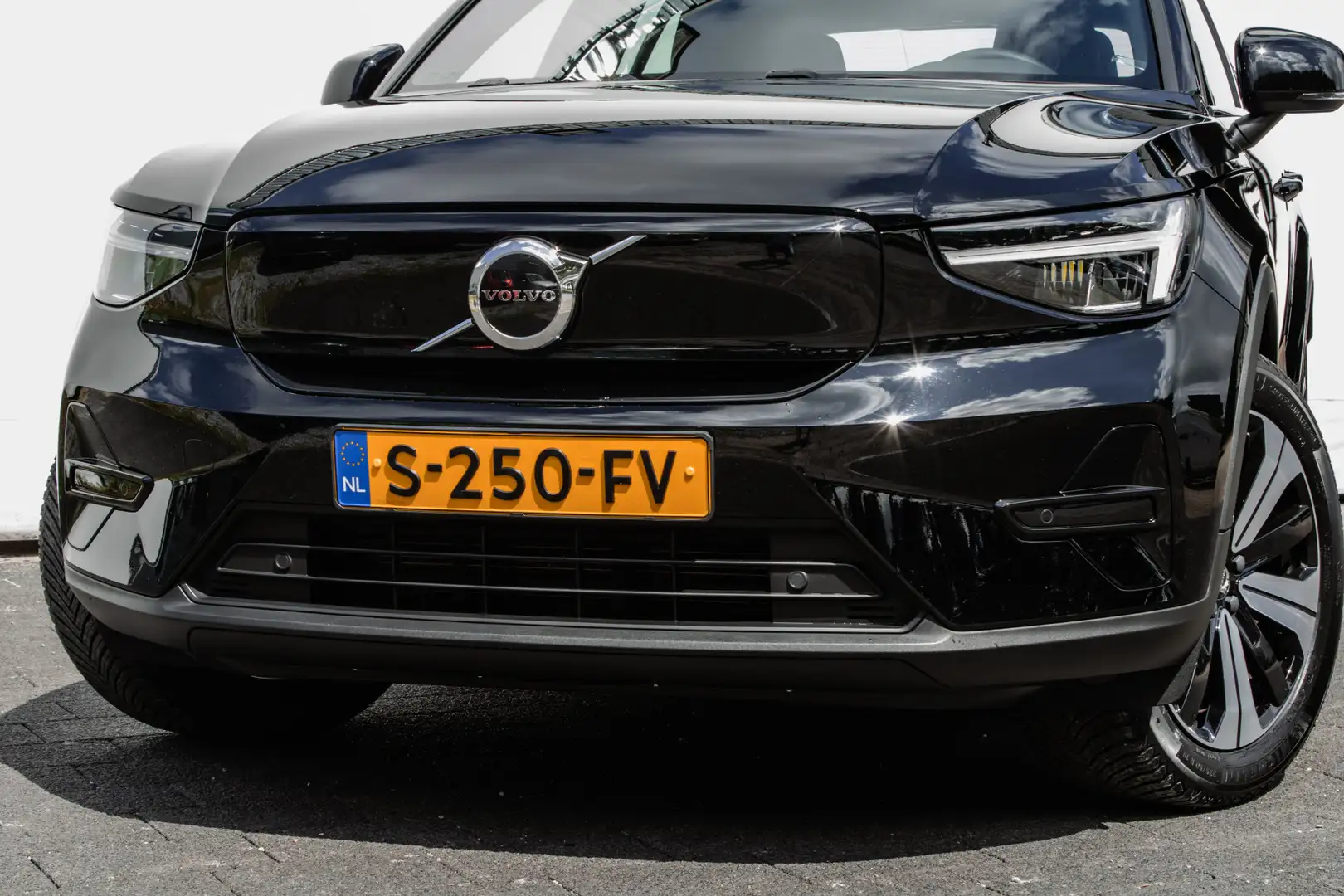 Volvo XC40 Recharge Core 70 kWh Camera/ Stoel-stuurverwarming Noir - 2