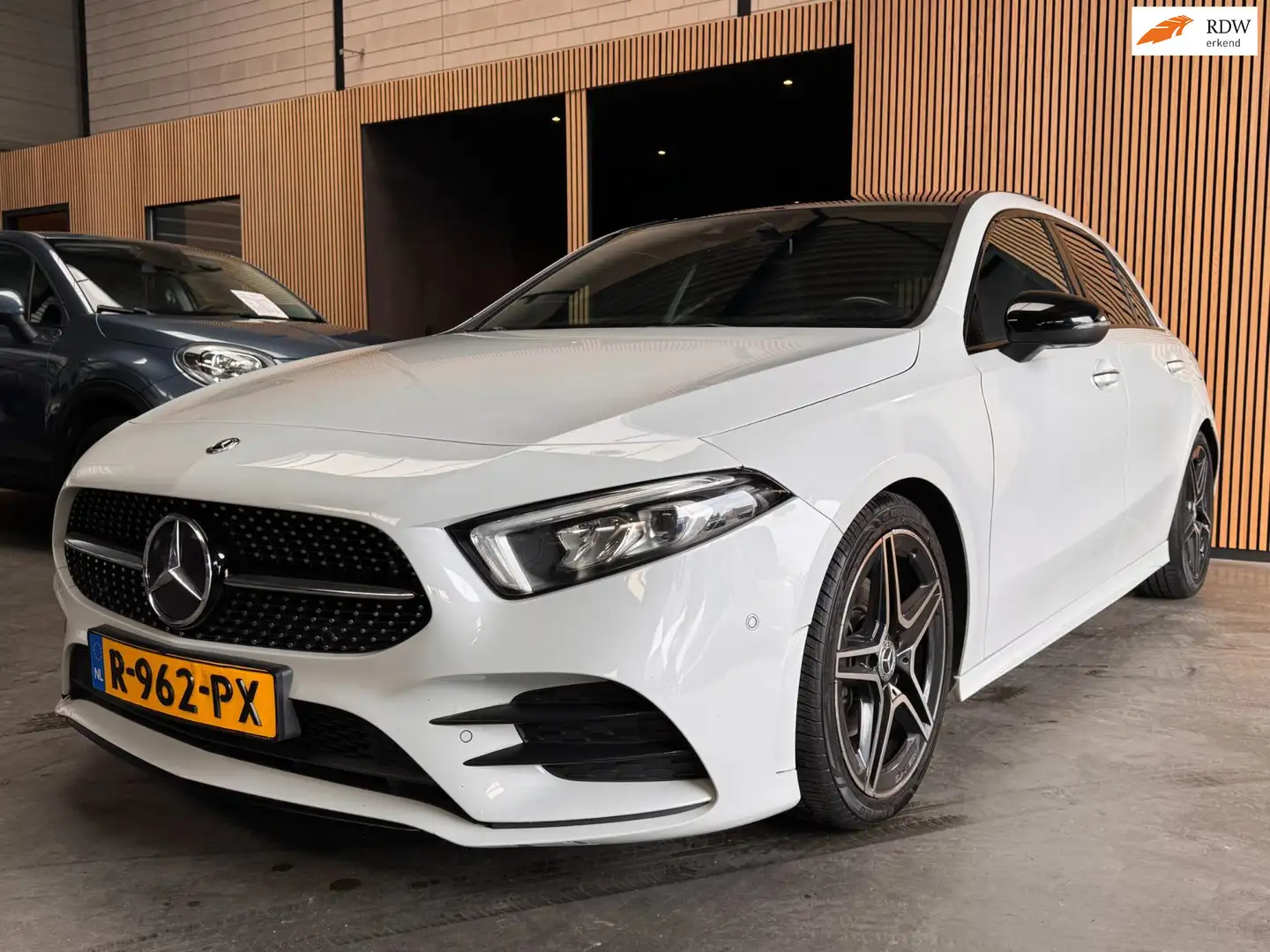 Mercedes-Benz A 180 Business Solution AMG Pano|Sfeer|Camera|Airco|APK Wit - 1
