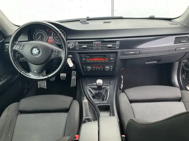 BMW 3 Series view 4
