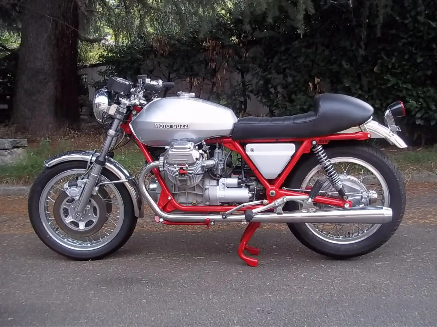 Moto Guzzi V 850 srebrna - 1