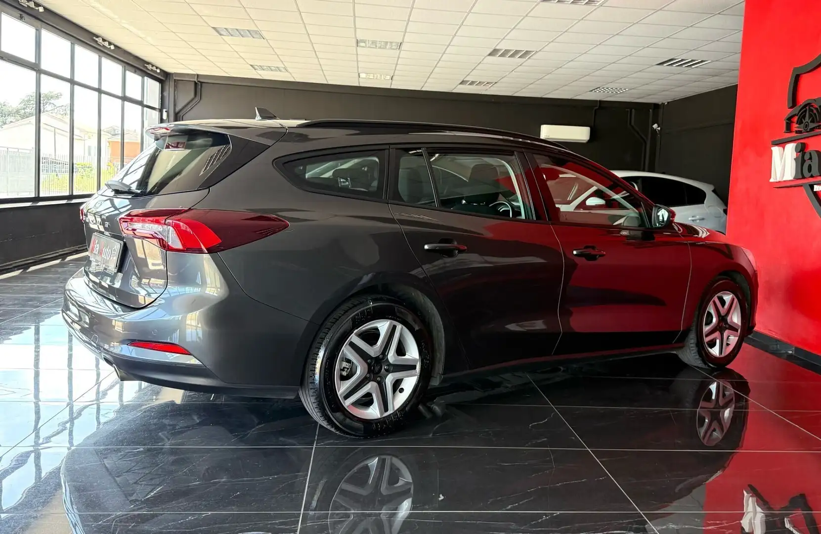 Ford Focus 1.5 EcoBlue 120 CV automatico SW Business Gris - 2