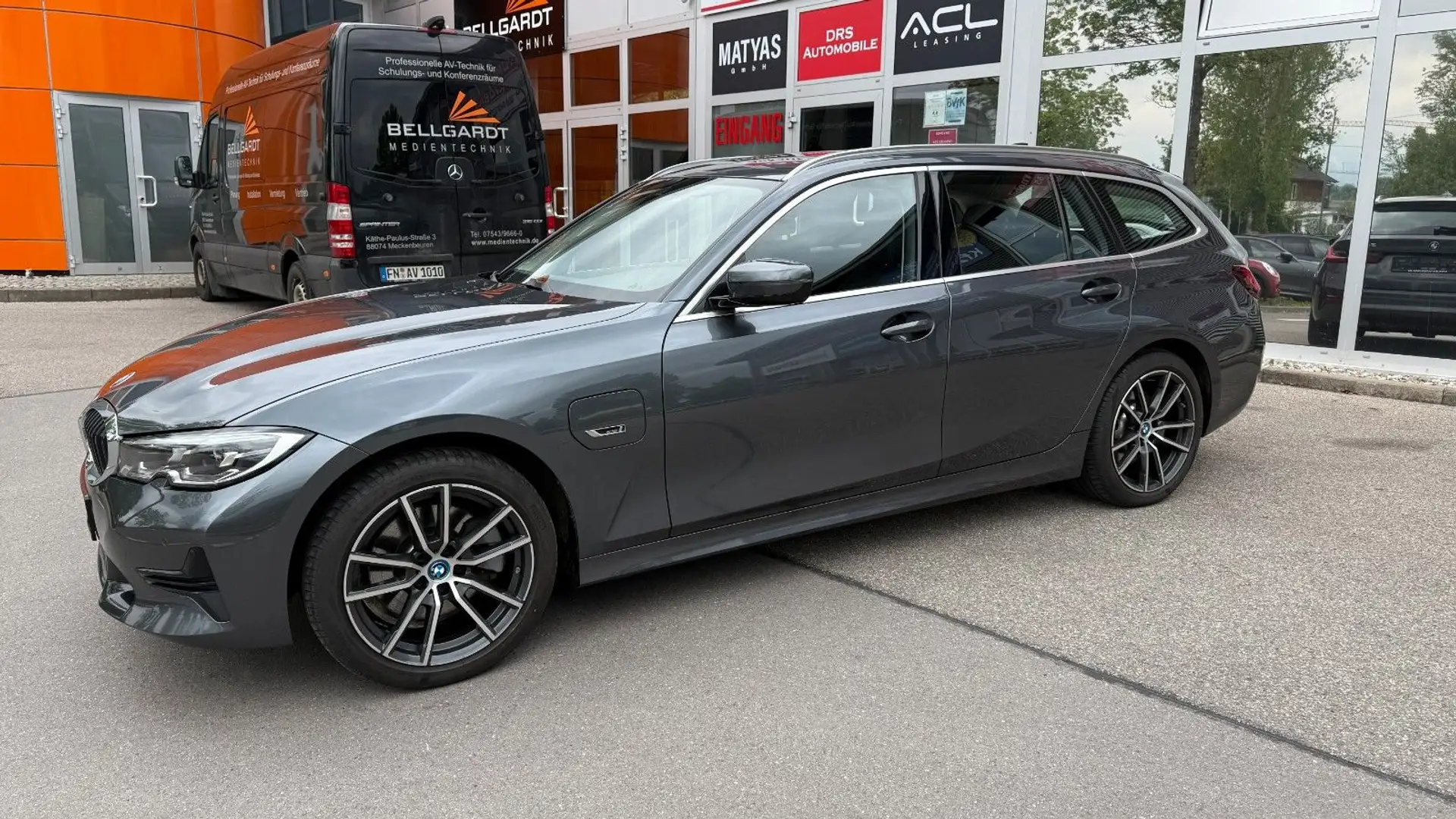BMW 320 3 Touring 320 e xDrive Sport Line/LED/Live Grau - 2