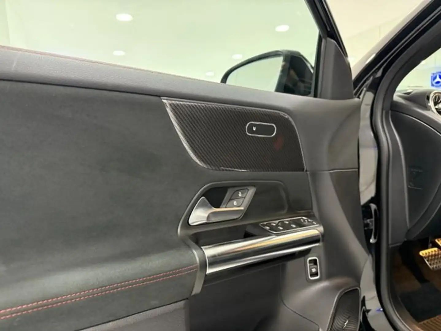 Mercedes-Benz GLA 200 AMG Line/ Paquete Premium Zwart - 2