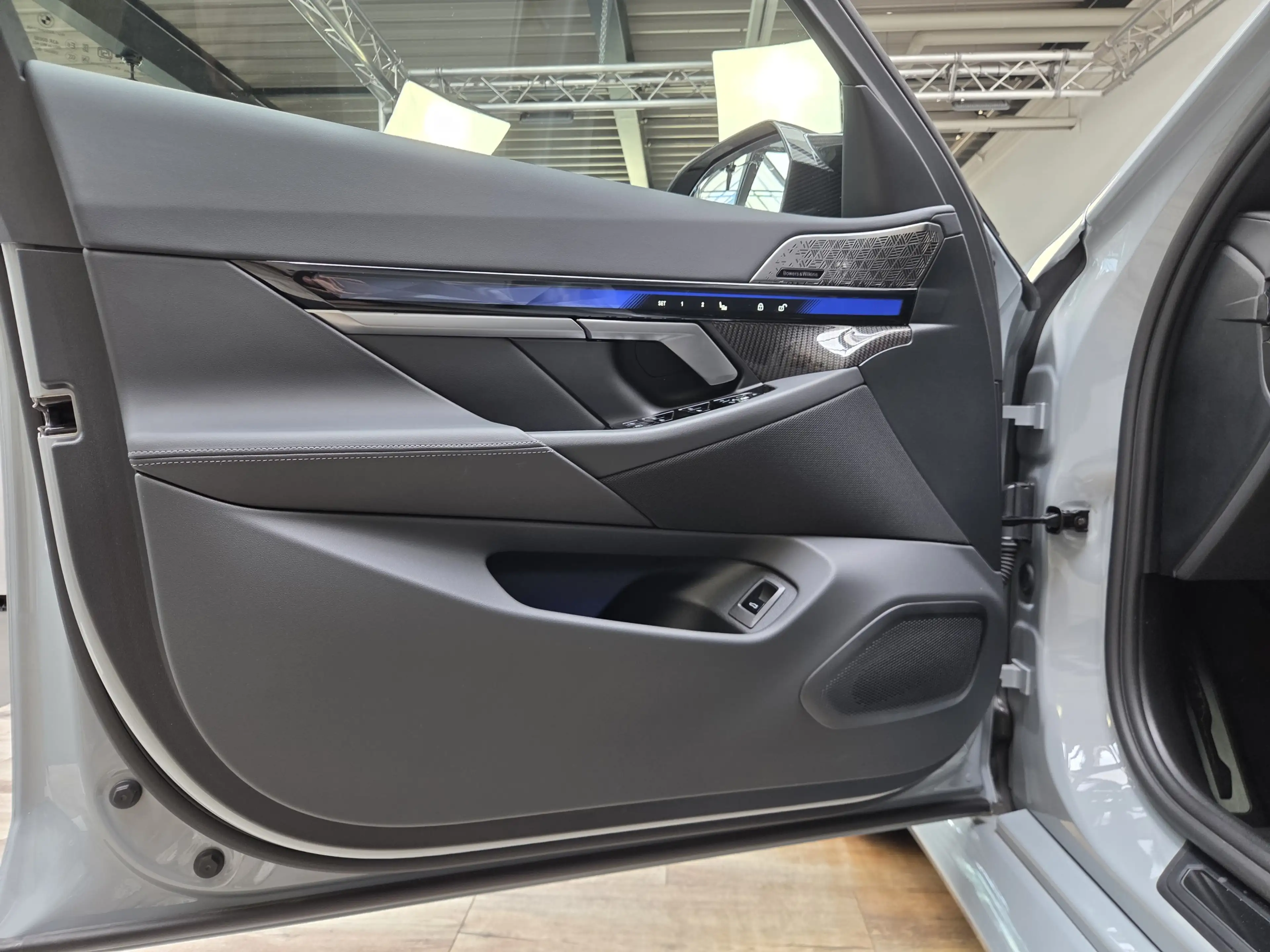 BMW M5 0,5% AHK Sitzlüftung B&WMultiSeats CarbonExt. — photo 17
