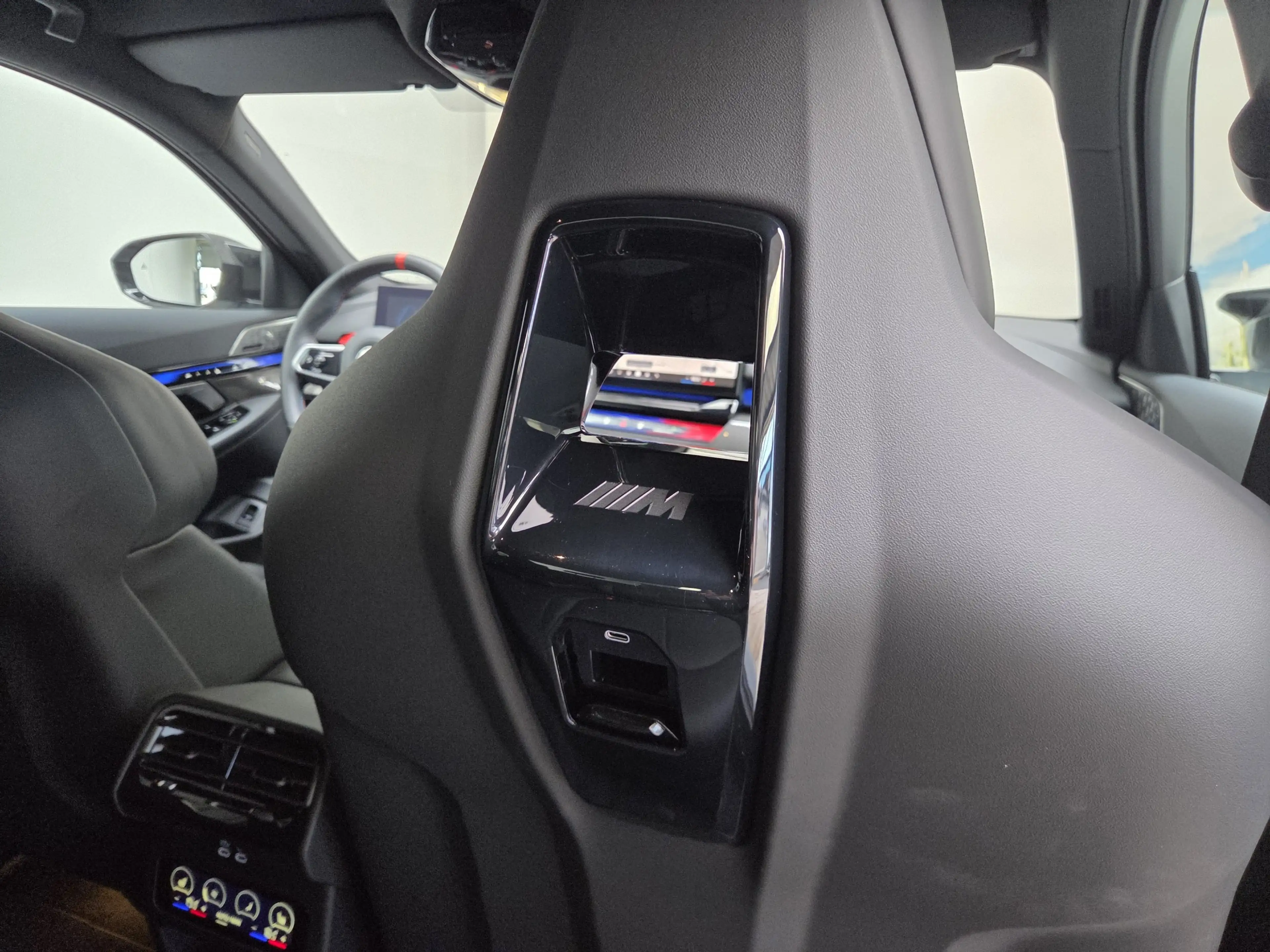 BMW M5 0,5% AHK Sitzlüftung B&WMultiSeats CarbonExt. — photo 31