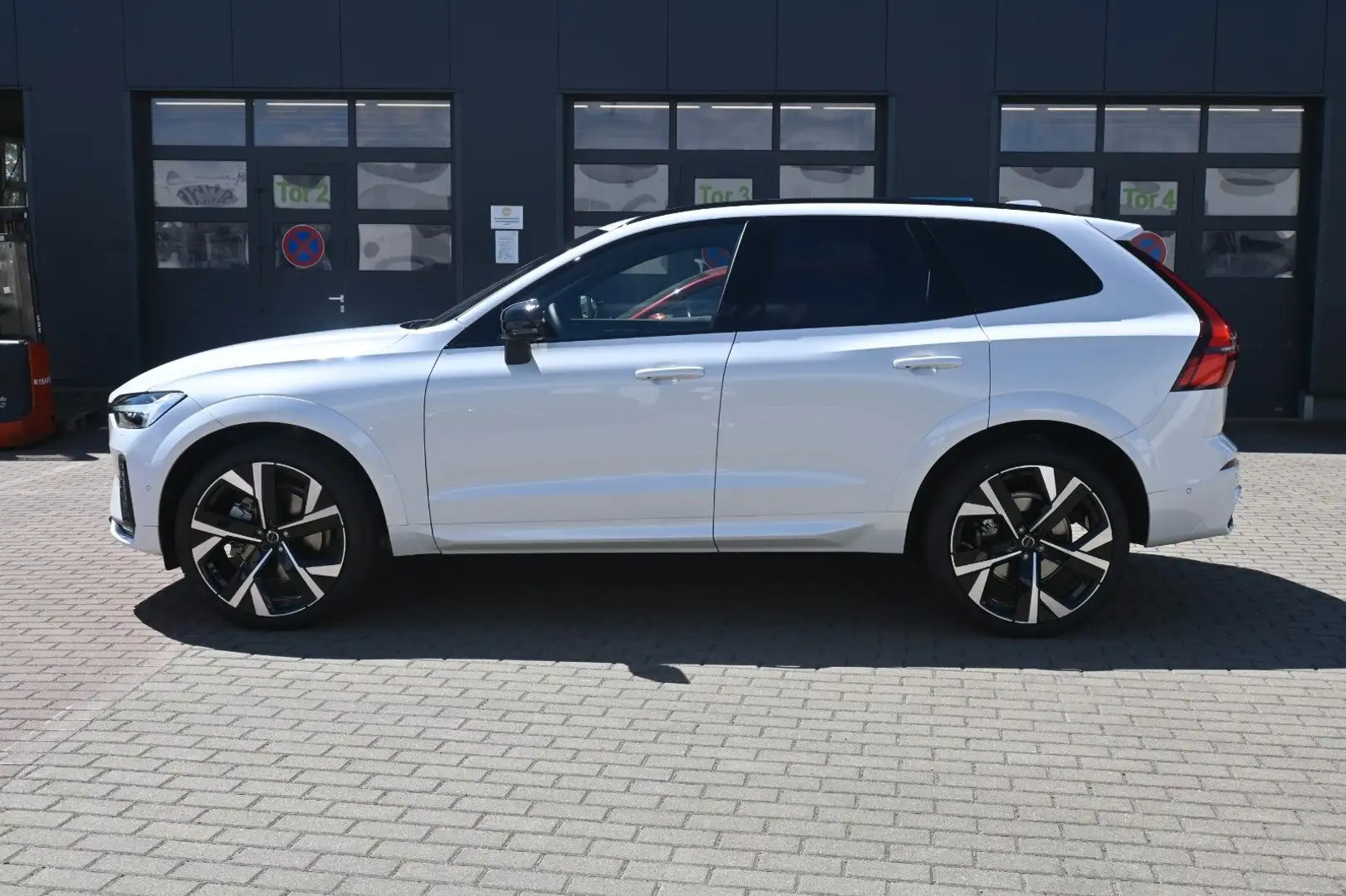 Volvo XC60 B5 AWD Ultra Black Edition*LUFT*360*ACC*AHK Weiß - 2