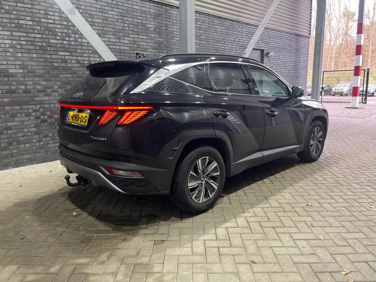 Hyundai TUCSON 1.6 T-GDI MHEV Comfort | Trekhaak | Apple Carplay Zwart - 2
