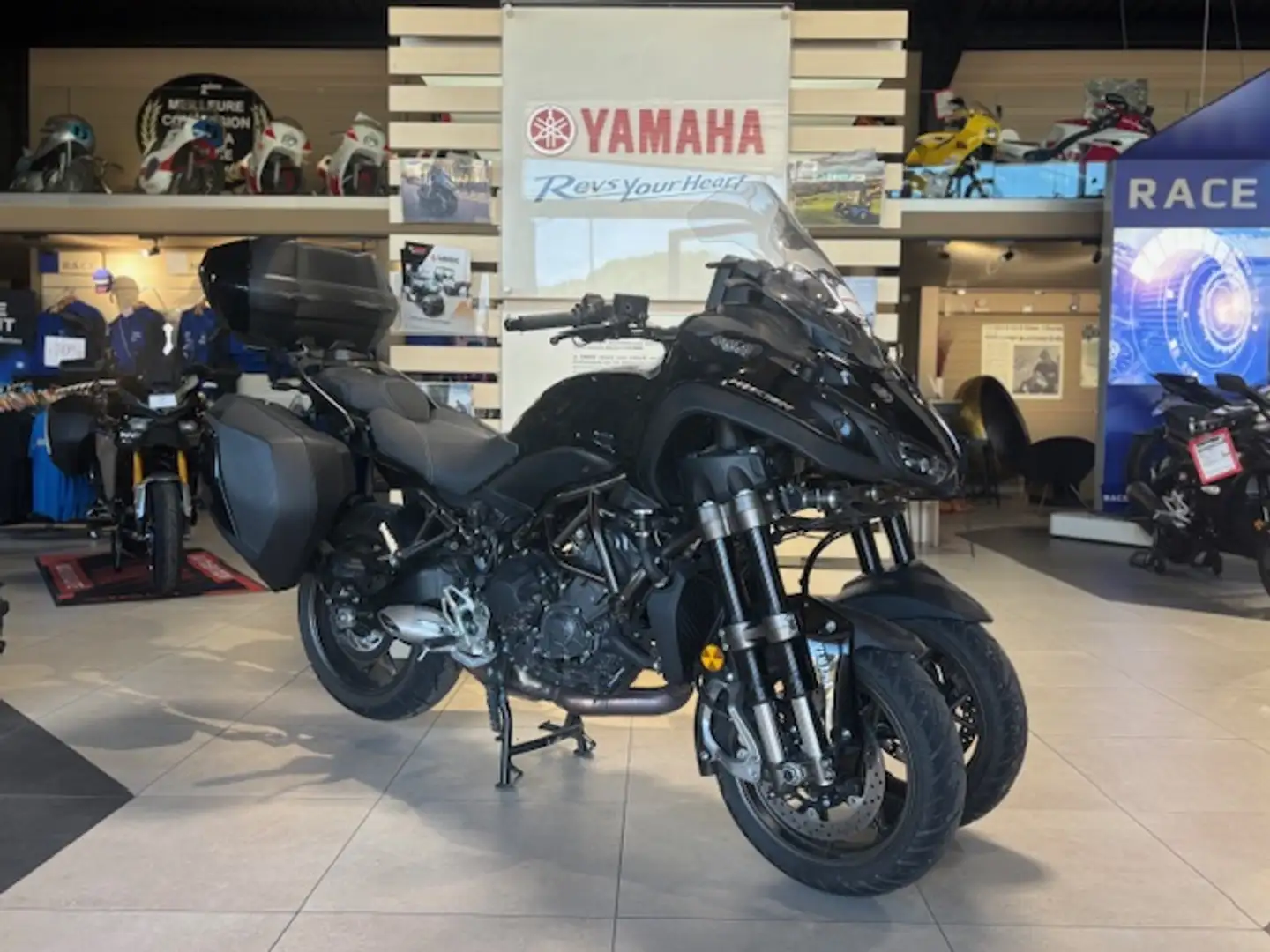 Yamaha Niken Black - 2