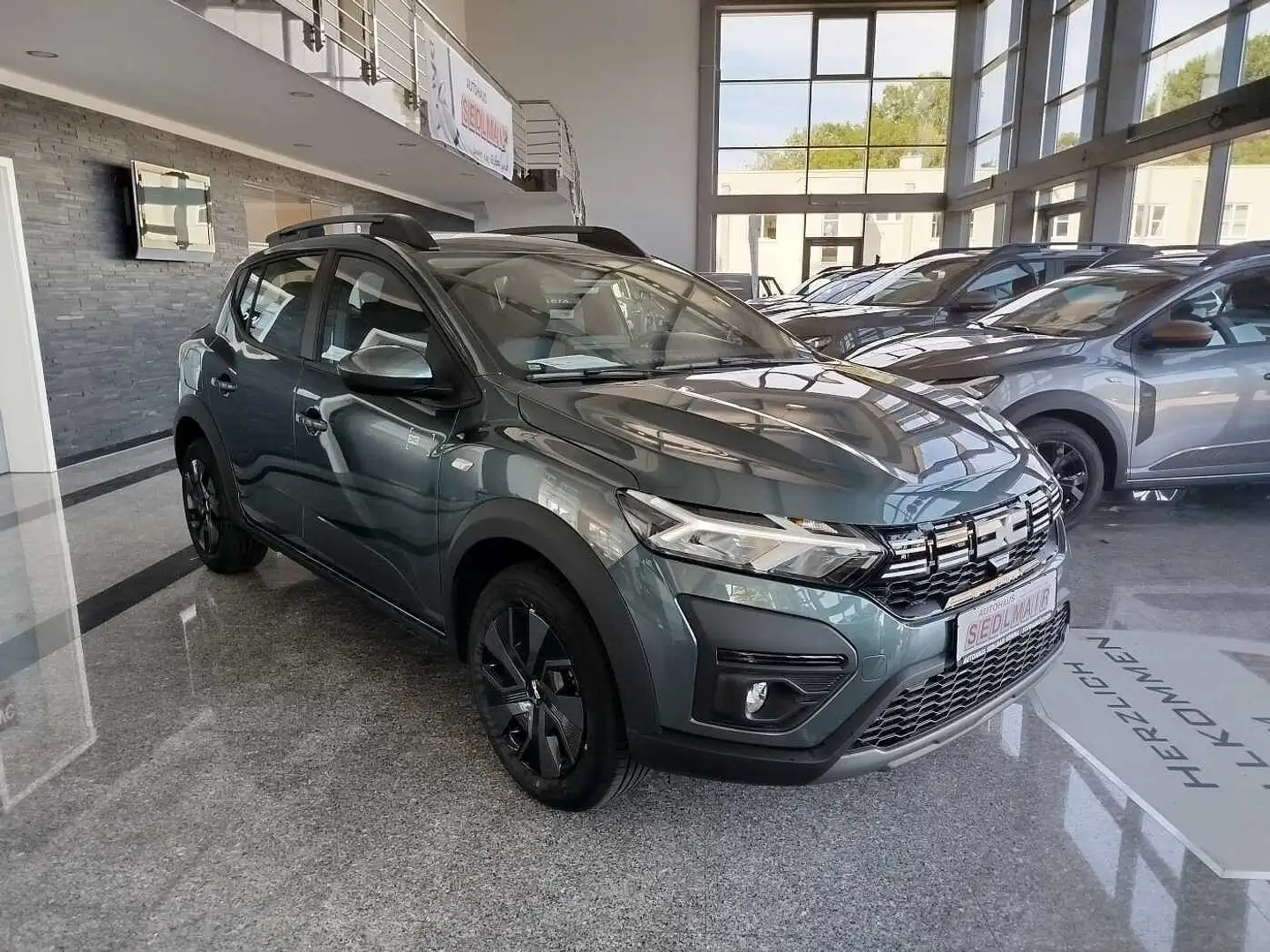 Dacia Sandero Stepway TCe 90 Expression Automatik KLIMA/PDC/CARP Grün - 2