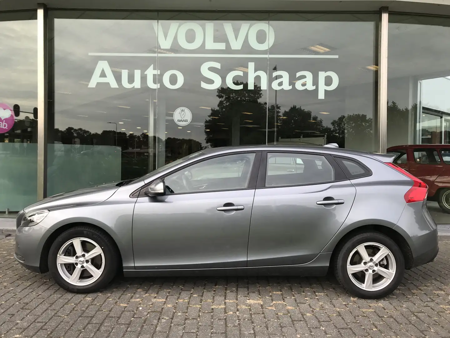 Volvo V40 1.5 T3 Momentum Automaat | Rijklaar incl 12 mnd Bo Gris - 2