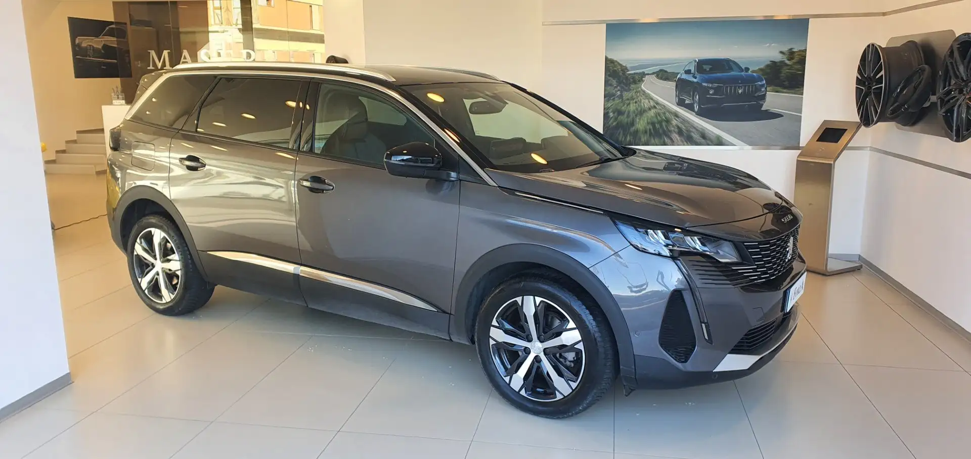 Peugeot 5008 5008 II 2021 1.5 bluehdi Allure Pack s Schwarz - 2