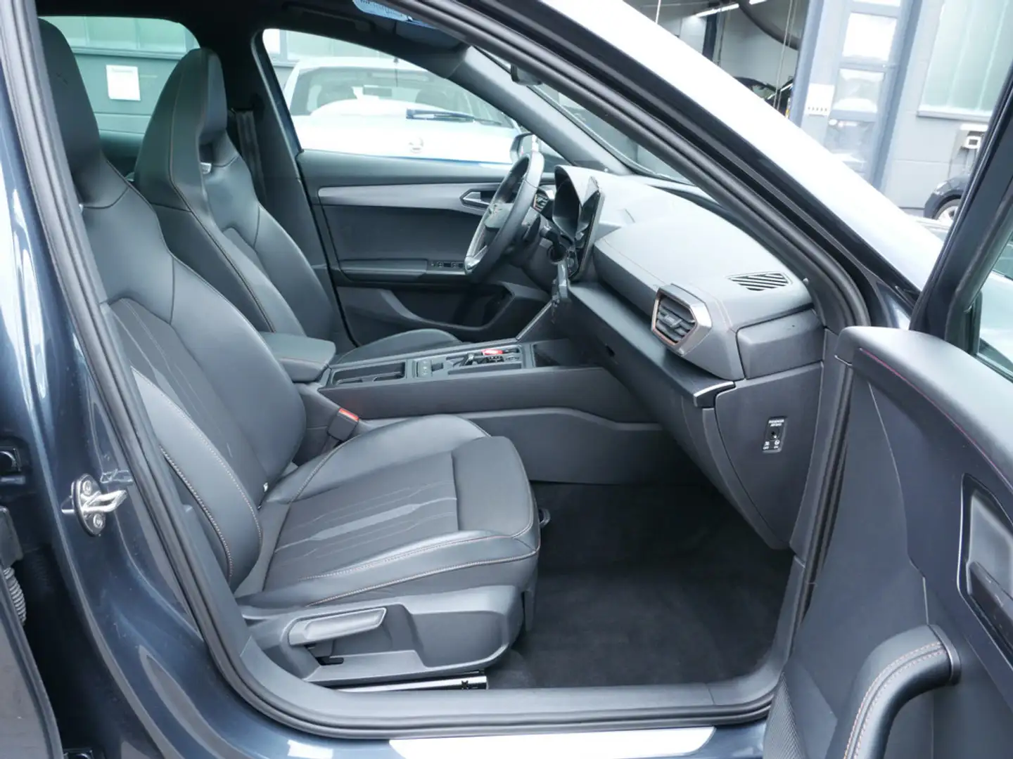 CUPRA Formentor 2.0 TSI VZ 4D COPPER BEATS PANO AHK Grau - 2