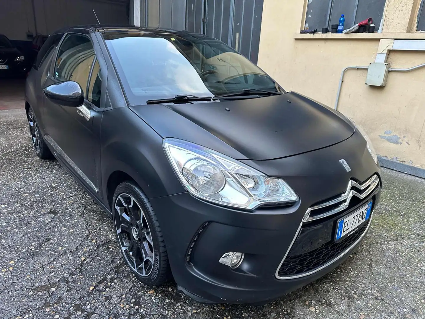 DS Automobiles DS 3 1.6 e-HDi 110 airdream Just Black Fekete - 1