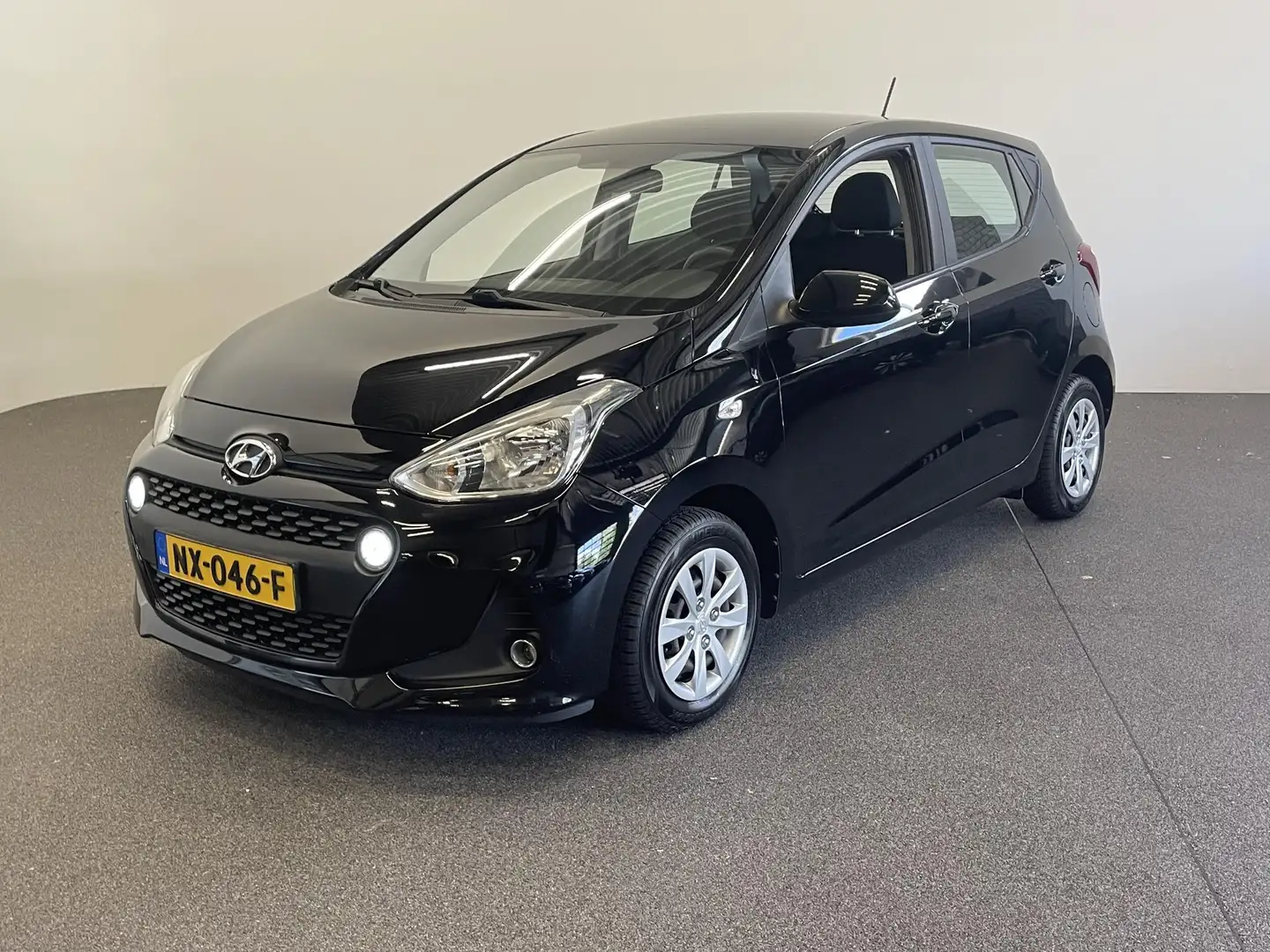 Hyundai i10 1.0i Go! 5 Deurs Climate control Navigatie Cruise Schwarz - 2