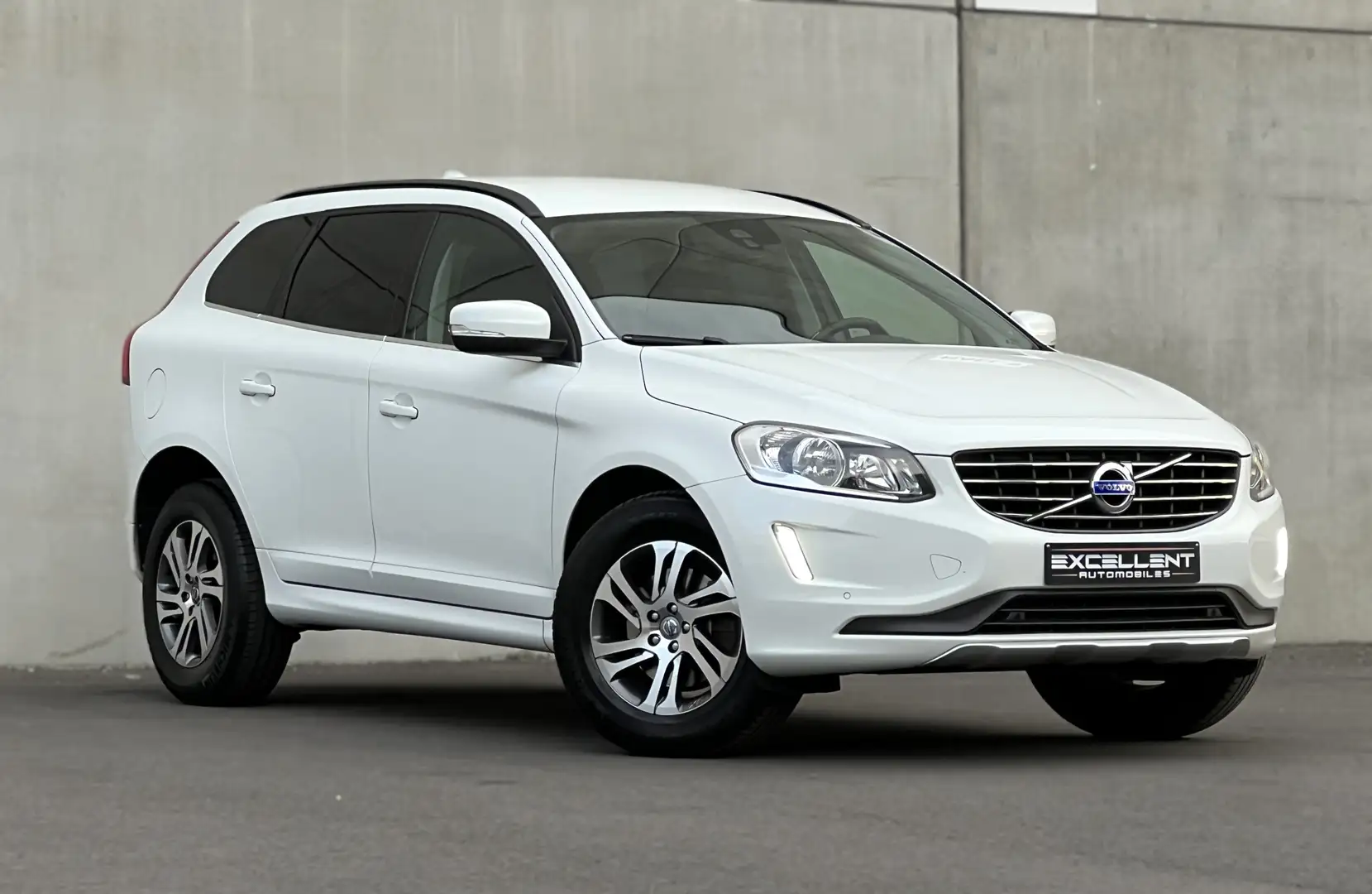 Volvo XC60 2.0 D4/BOITE AUTO/BLUETOOTH/GPS/LED/GARANTIE 12 M Blanc - 2