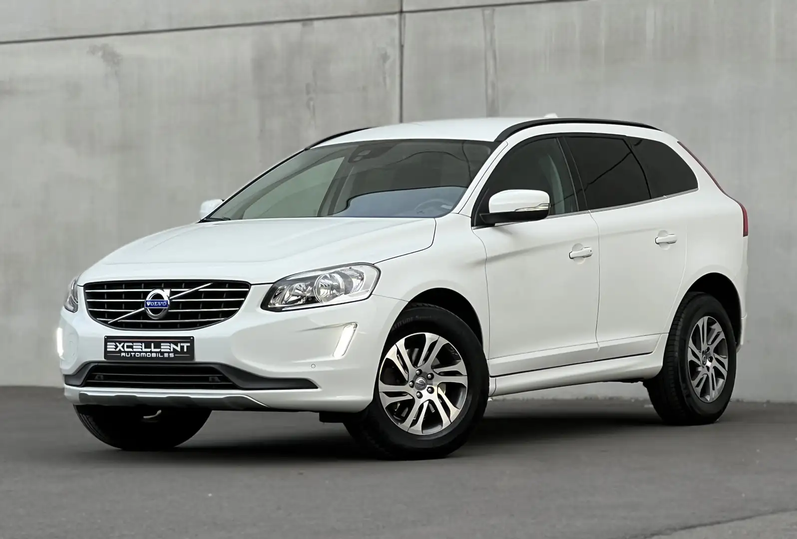 Volvo XC60 2.0 D4/BOITE AUTO/BLUETOOTH/GPS/LED/GARANTIE 12 M Blanc - 1
