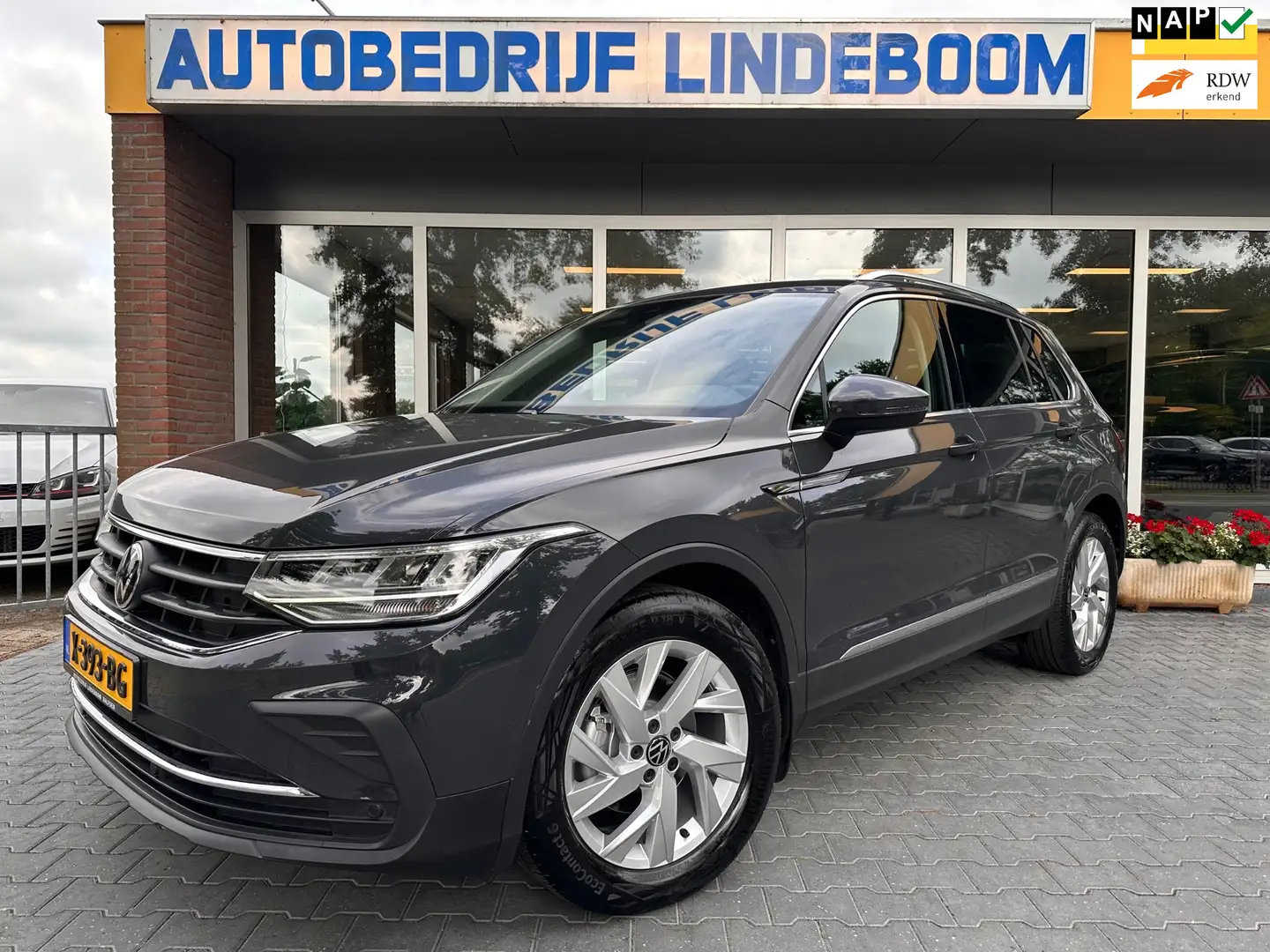 Volkswagen Tiguan 1.5 TSI R-Line Business+ Trekhaak Massage stoel Grijs - 1