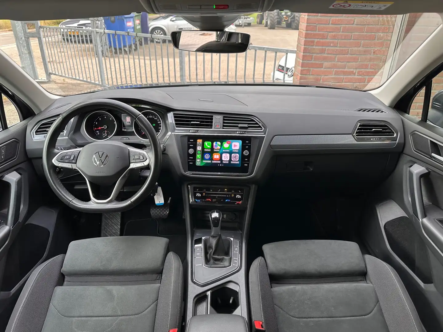 Volkswagen Tiguan 1.5 TSI R-Line Business+ Trekhaak Massage stoel Grijs - 2