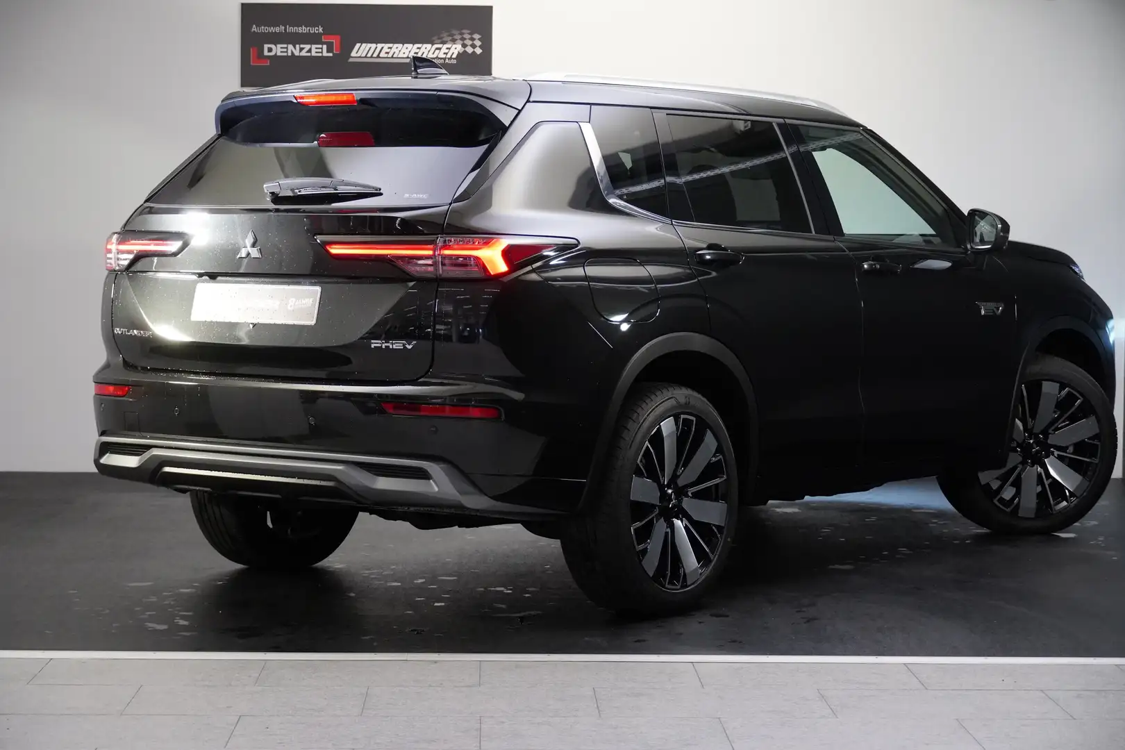 Mitsubishi Outlander PHEV 2,4 4WD Diamond AT26 ab EUR49.990 mit GRATIS Schwarz - 2