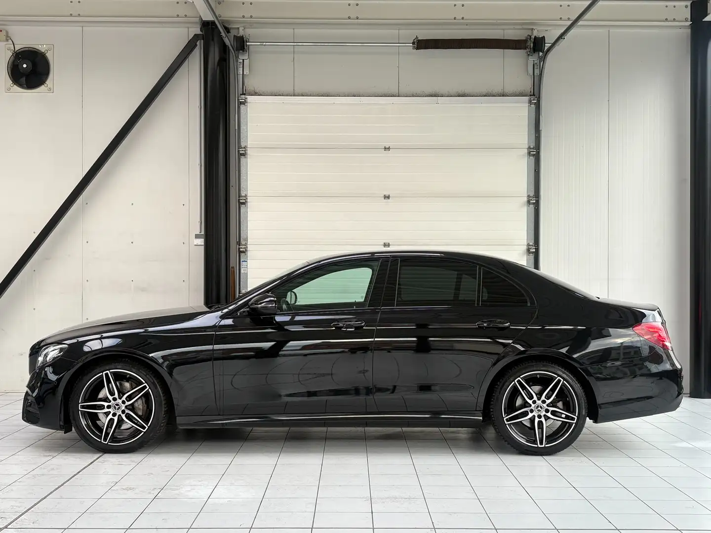 Mercedes-Benz E 200 E 200d *AMG*XENON*CUIR*LED AMBI*GPS*CAMERA*JANTES* Zwart - 2