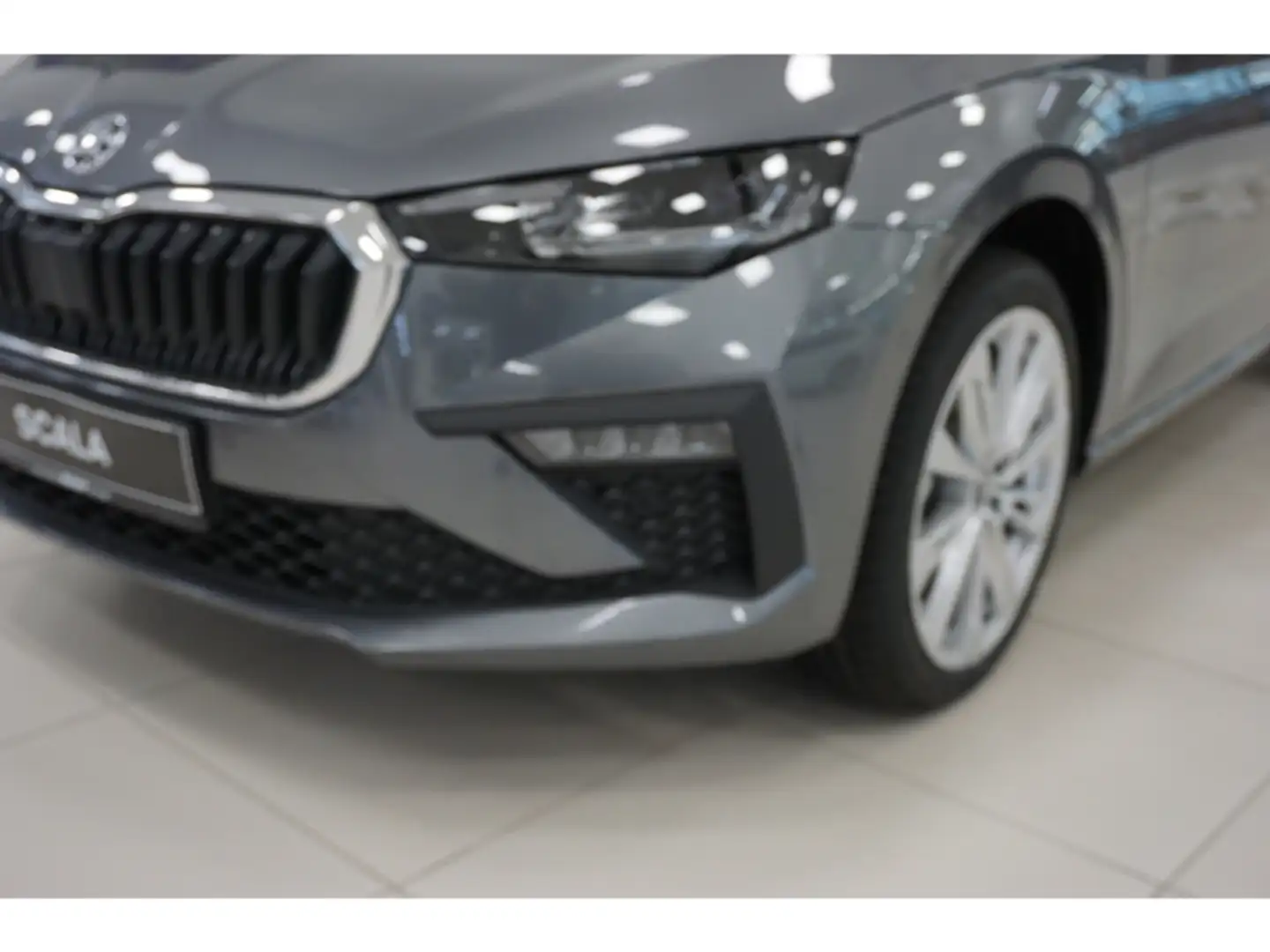 Skoda Scala 1.5 TSI Tour DSG Navi Matrix Emotion 18''LM Sounds Grigio - 2