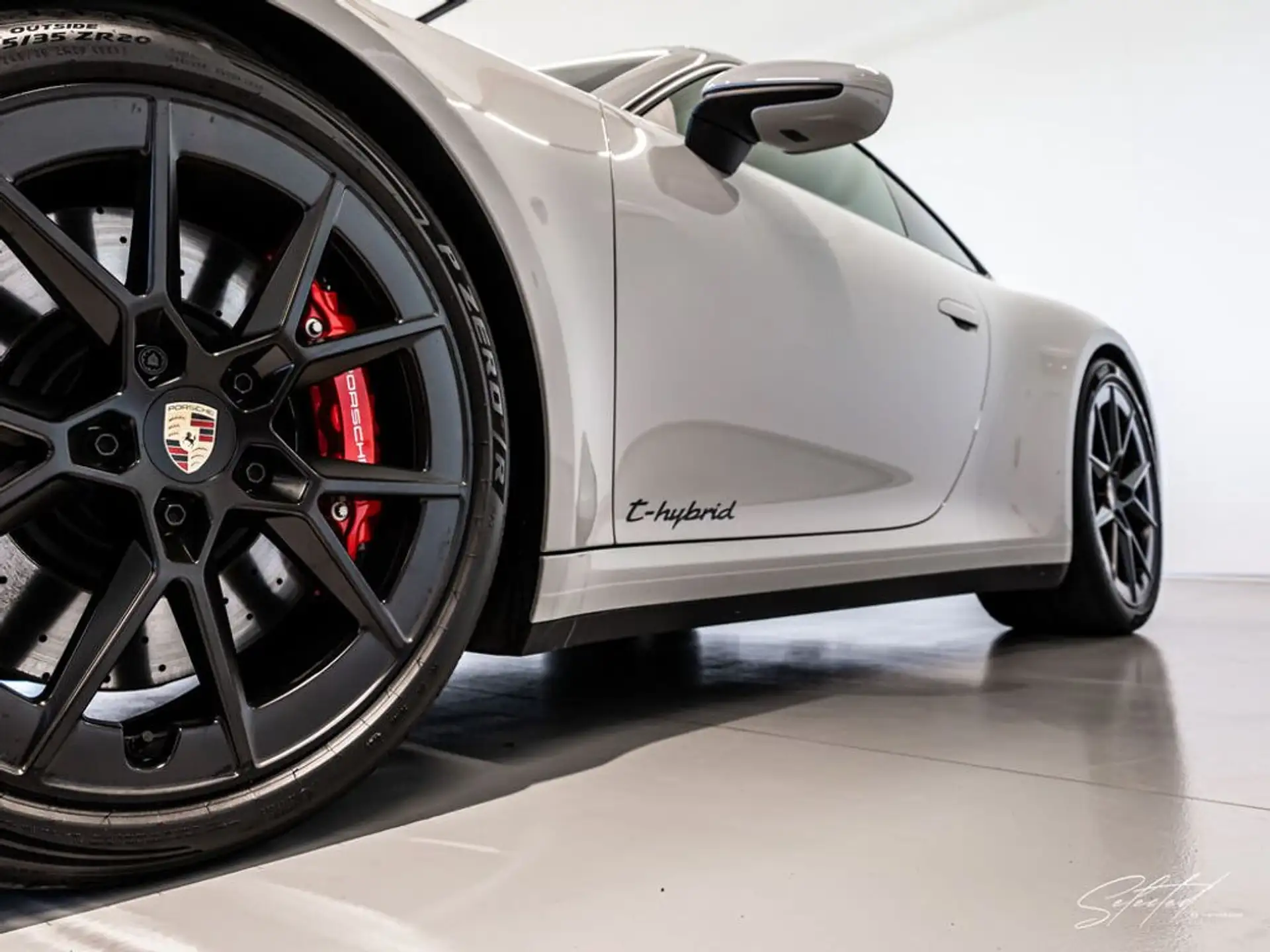 포르쉐 911 Carrera 4 GTS Coupe 2026 화이트 사진 3
