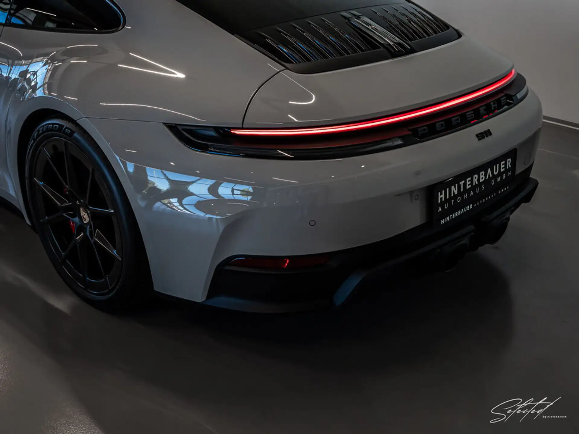 포르쉐 911 Carrera 4 GTS Coupe 2026 화이트 사진 8