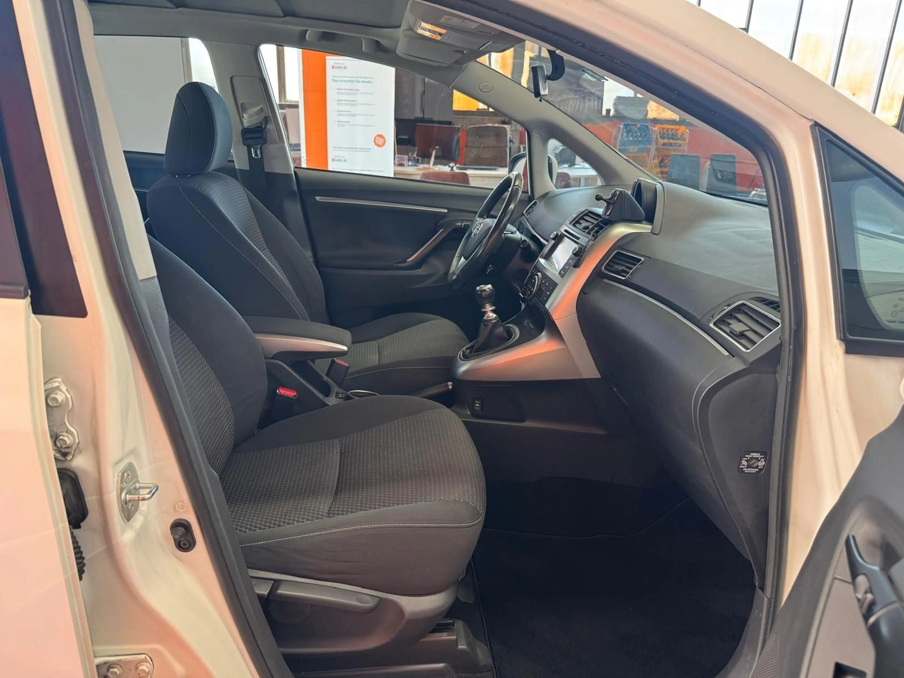 Toyota Verso SkyView Edition — photo 13