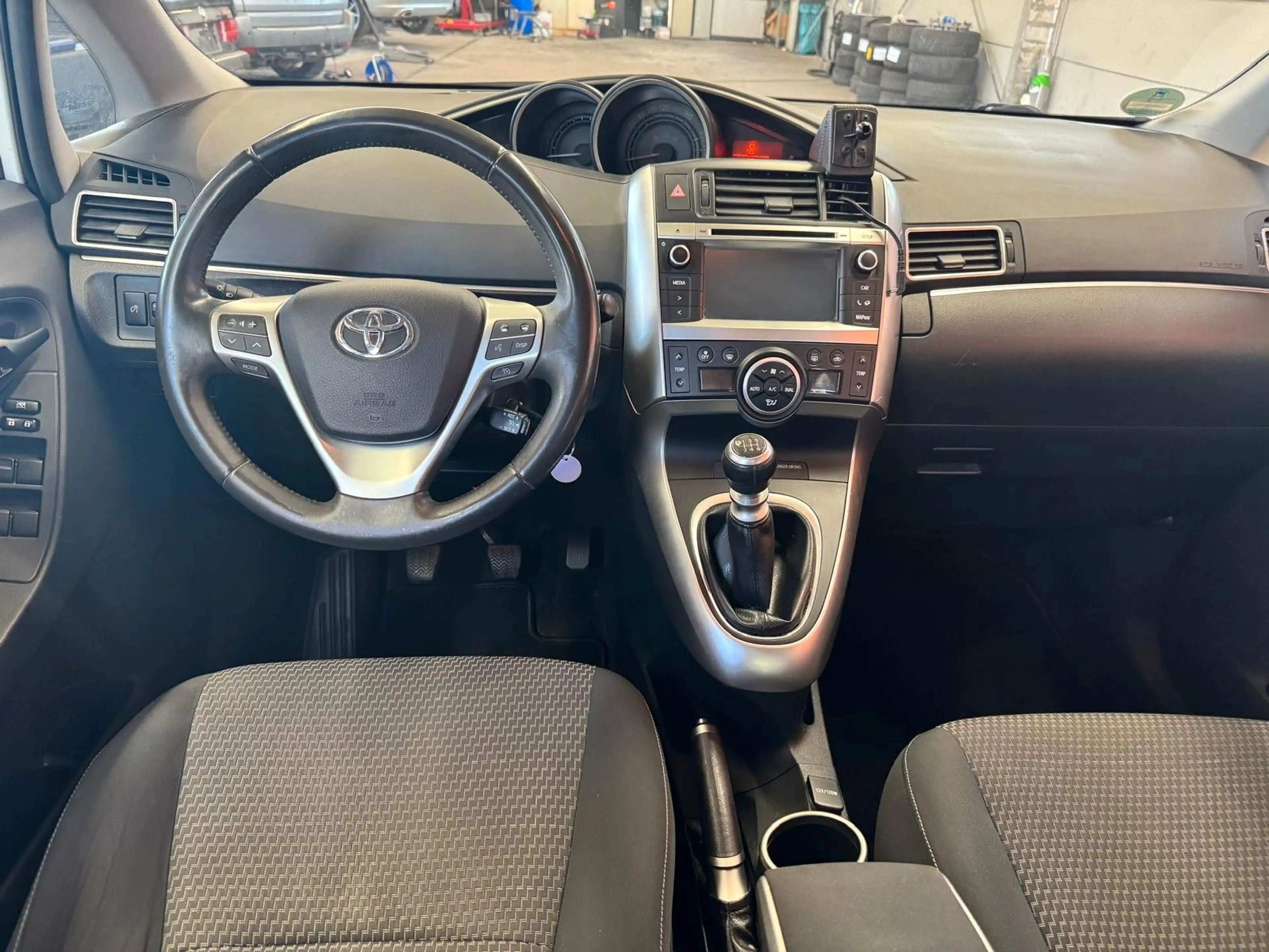 Toyota Verso SkyView Edition — photo 12