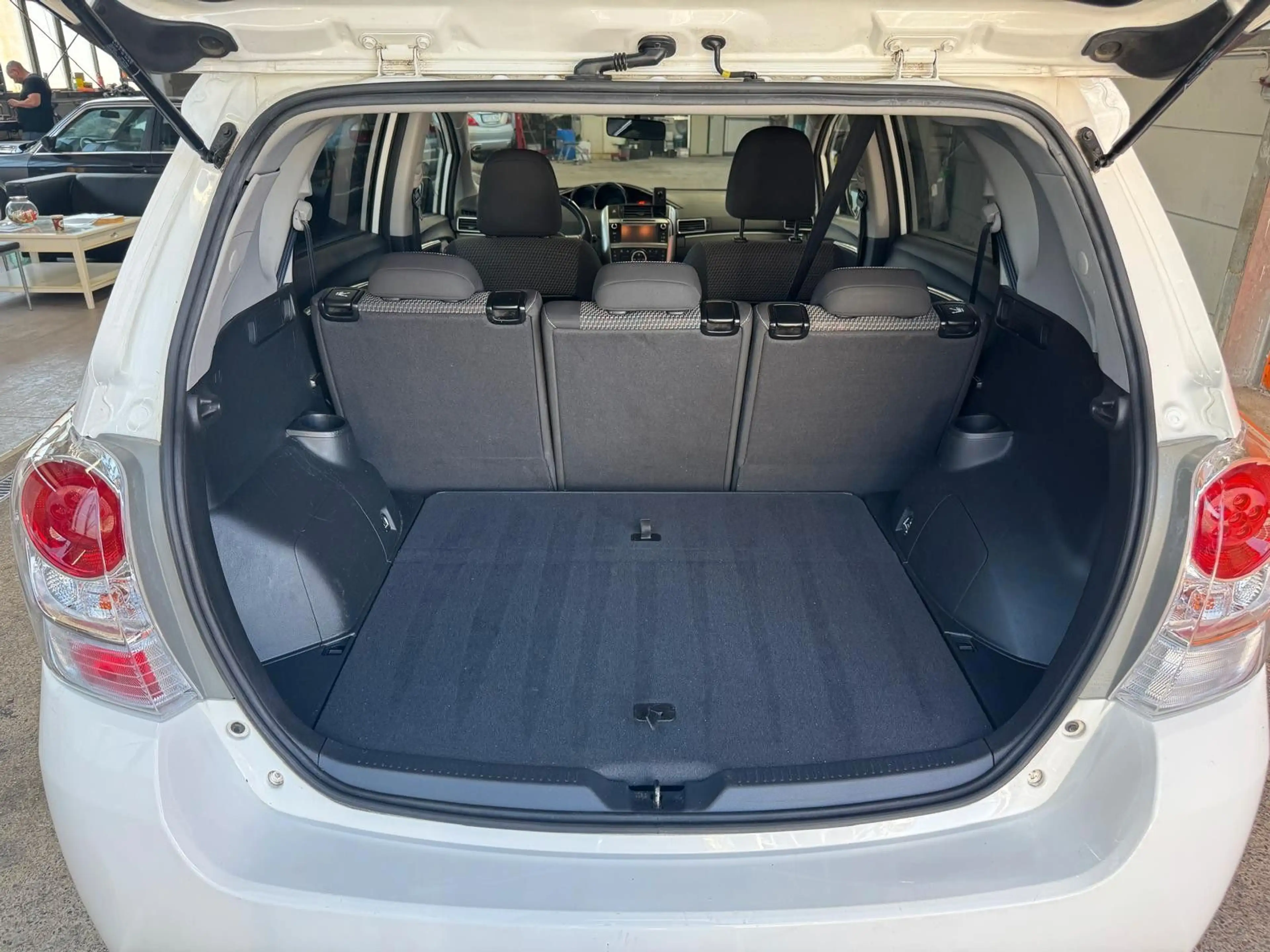 Toyota Verso SkyView Edition — photo 9