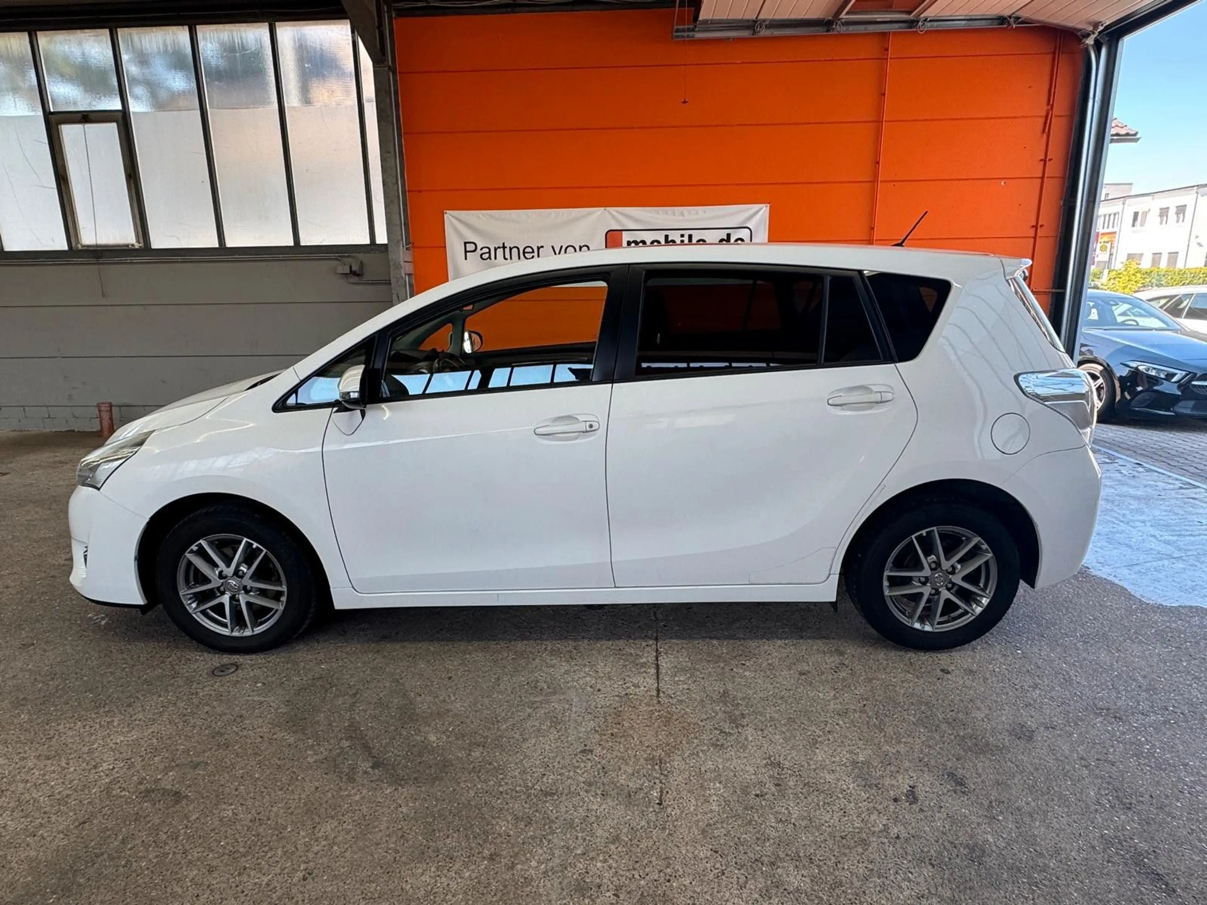 Toyota Verso SkyView Edition — photo 8