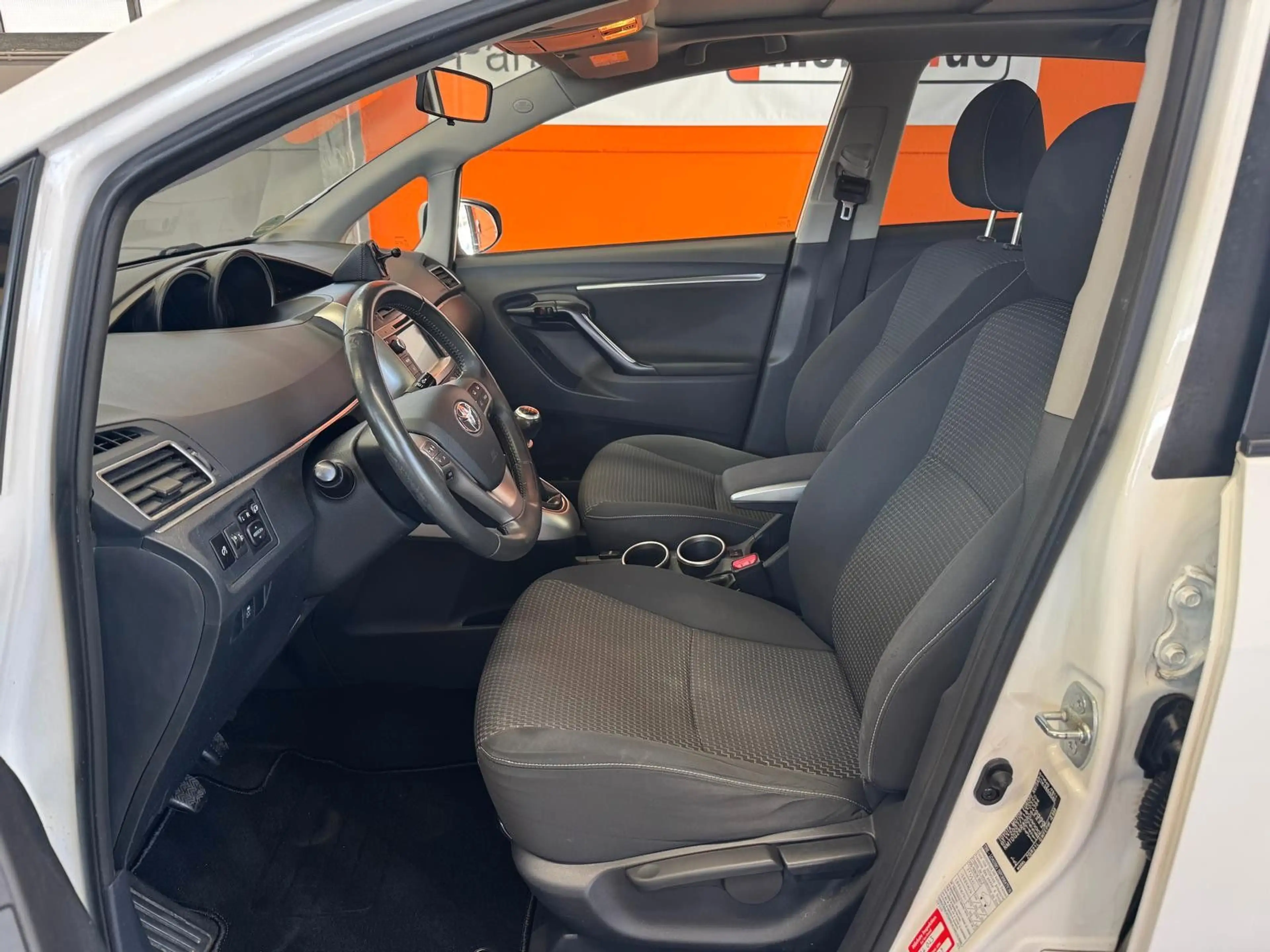 Toyota Verso SkyView Edition — photo 10