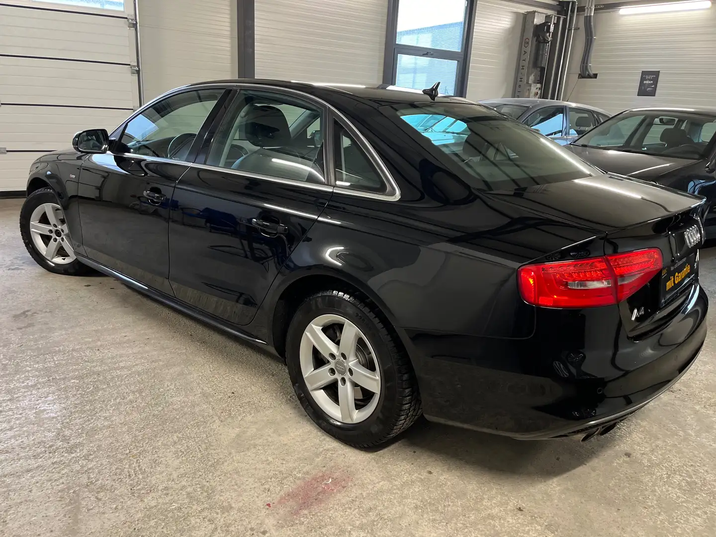 Audi A4 2,0 TDI Intense Aut. S-Line Facelift *TOP ZUSTAND* Schwarz - 2