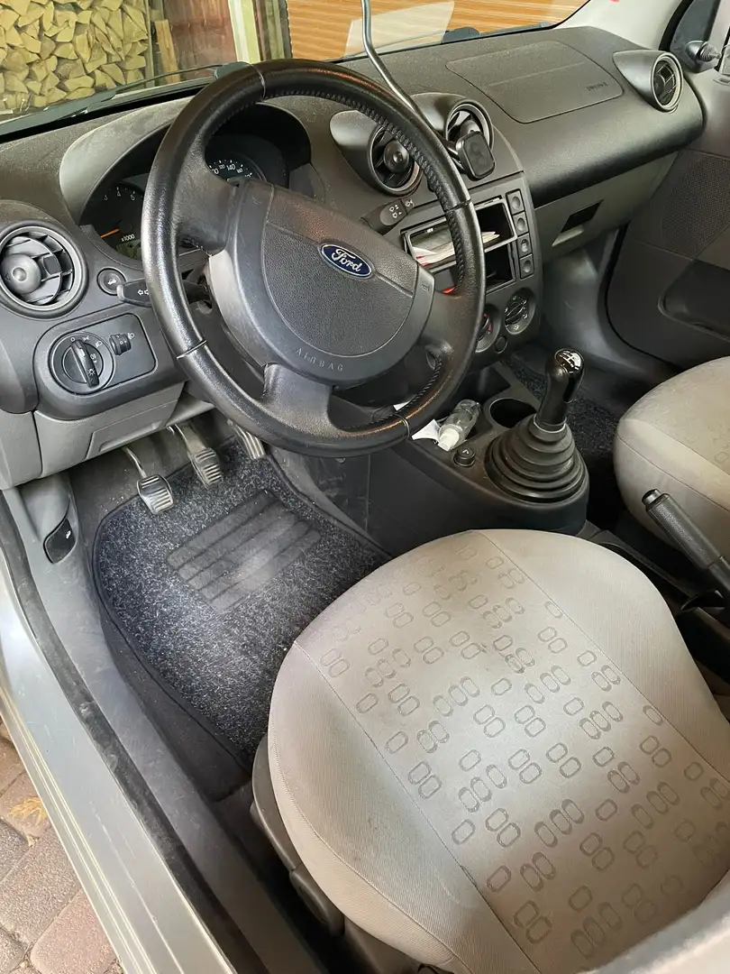 Ford Fiesta Fiesta  5-Türer 1.3 Silber - 2
