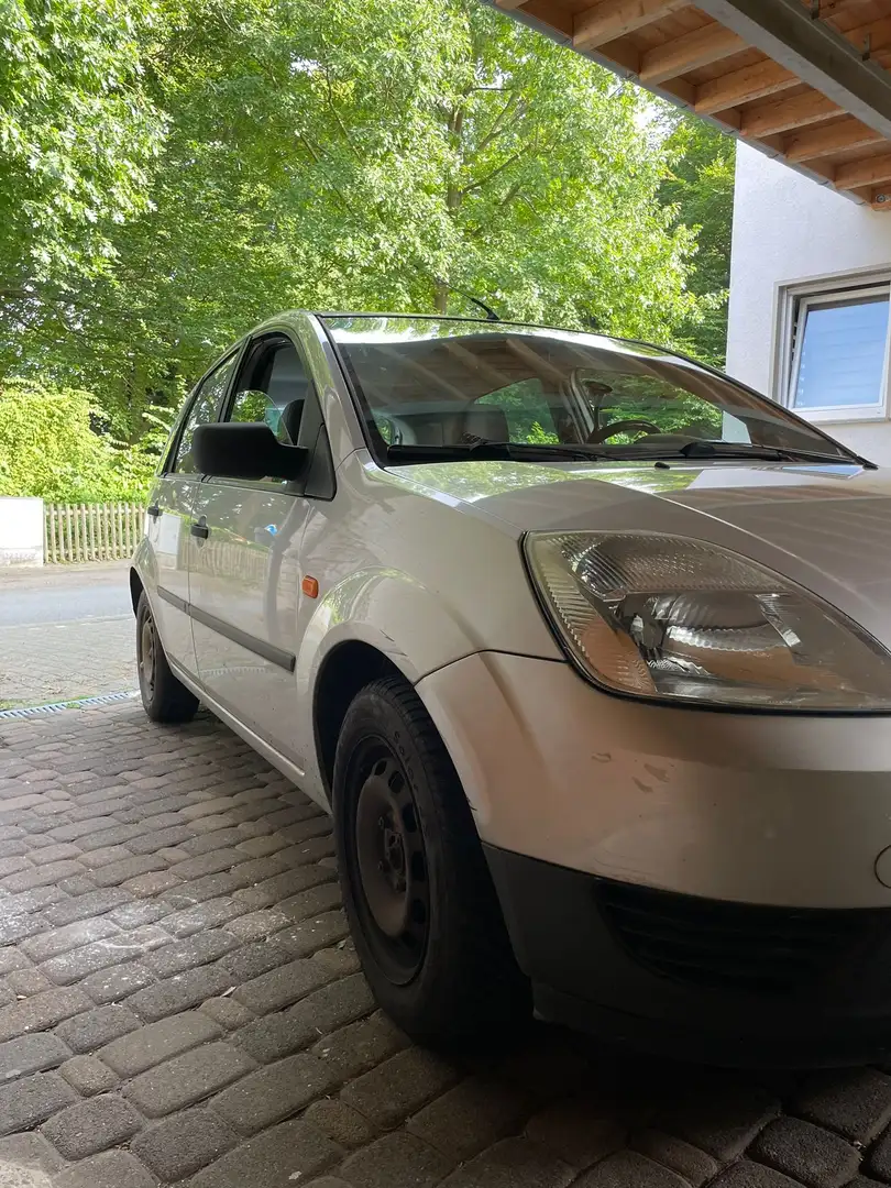 Ford Fiesta Fiesta  5-Türer 1.3 Silber - 1
