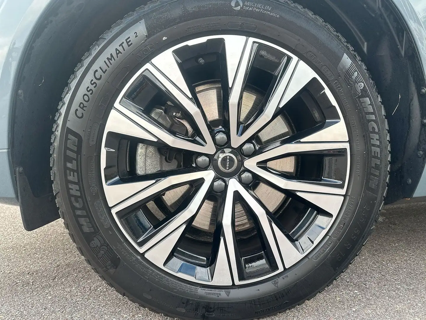 Volvo XC60 B5 AWD Mild-Hybrid Plus Dark AHK ACC BLIS Grau - 2