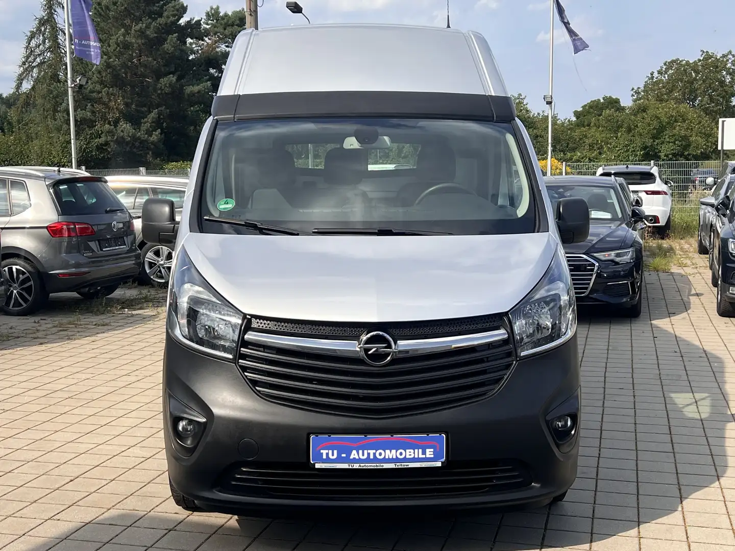 Opel Vivaro Kasten L2H2 2,9t STANDHZ-NAVI-1.HAND-MWST.-3SITZE Silber - 2