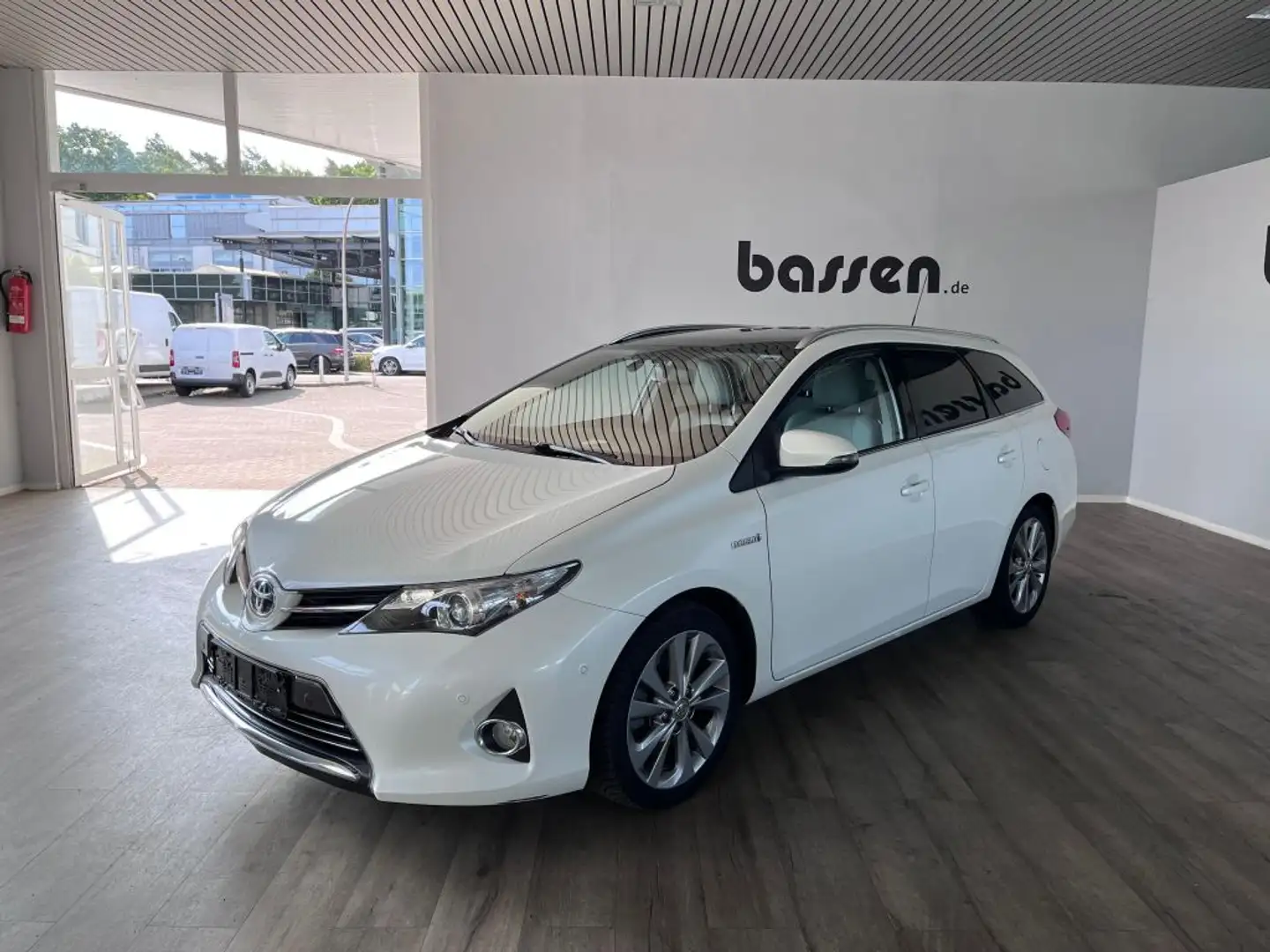 Toyota Auris 1.8 VVT-i Hybrid Automatik Touring Sports Executiv Biały - 2