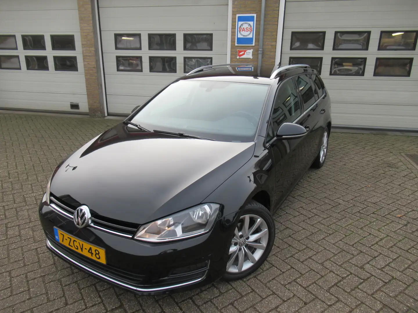 Volkswagen Golf Variant 1.2 TSI Business Edition, comfortstoelen, Navi, PD Zwart - 1