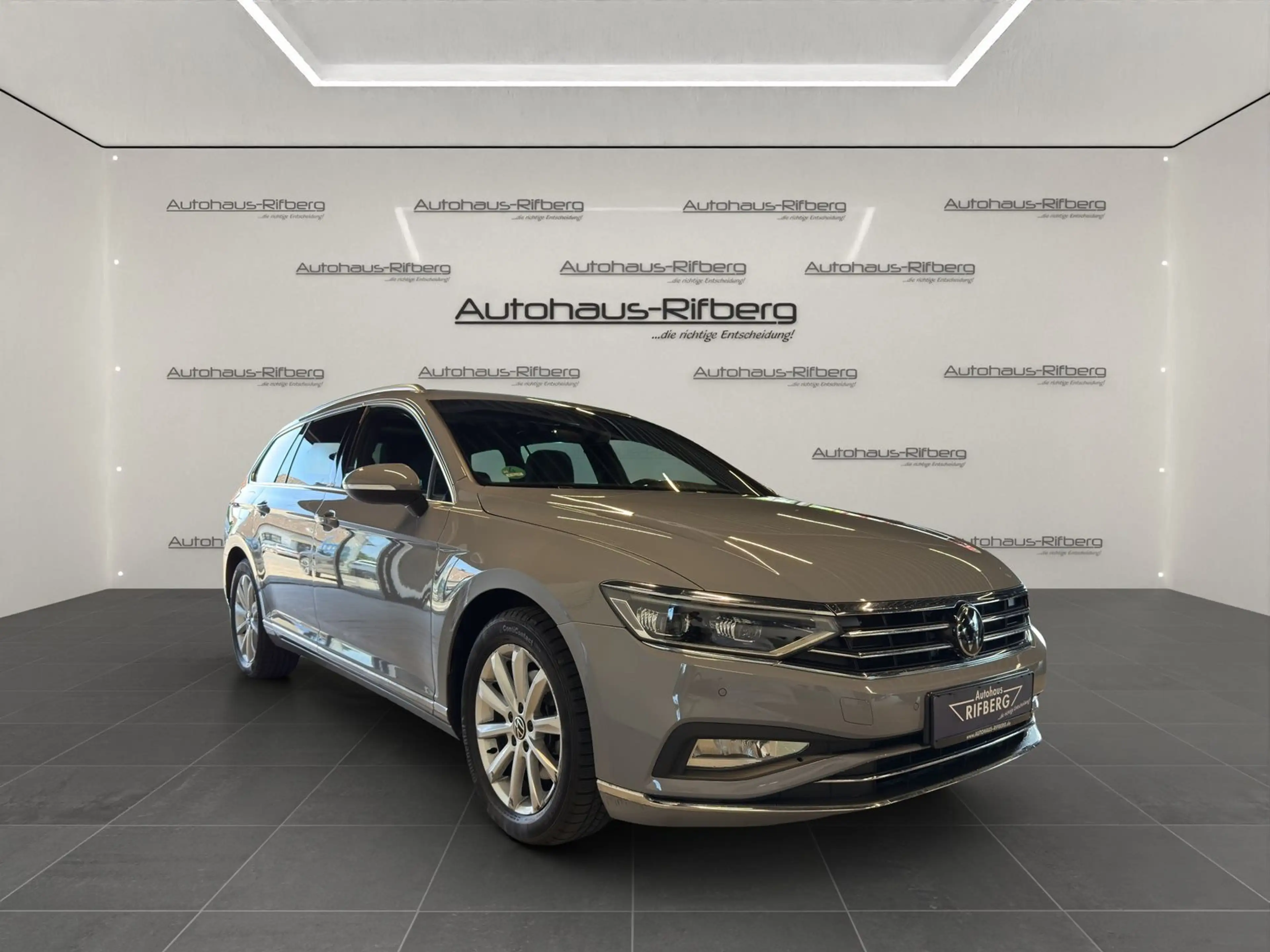 Volkswagen Passat Variant 2.0 TDI ELEGANCE/DSG/PANO/MATRIX — photo 3