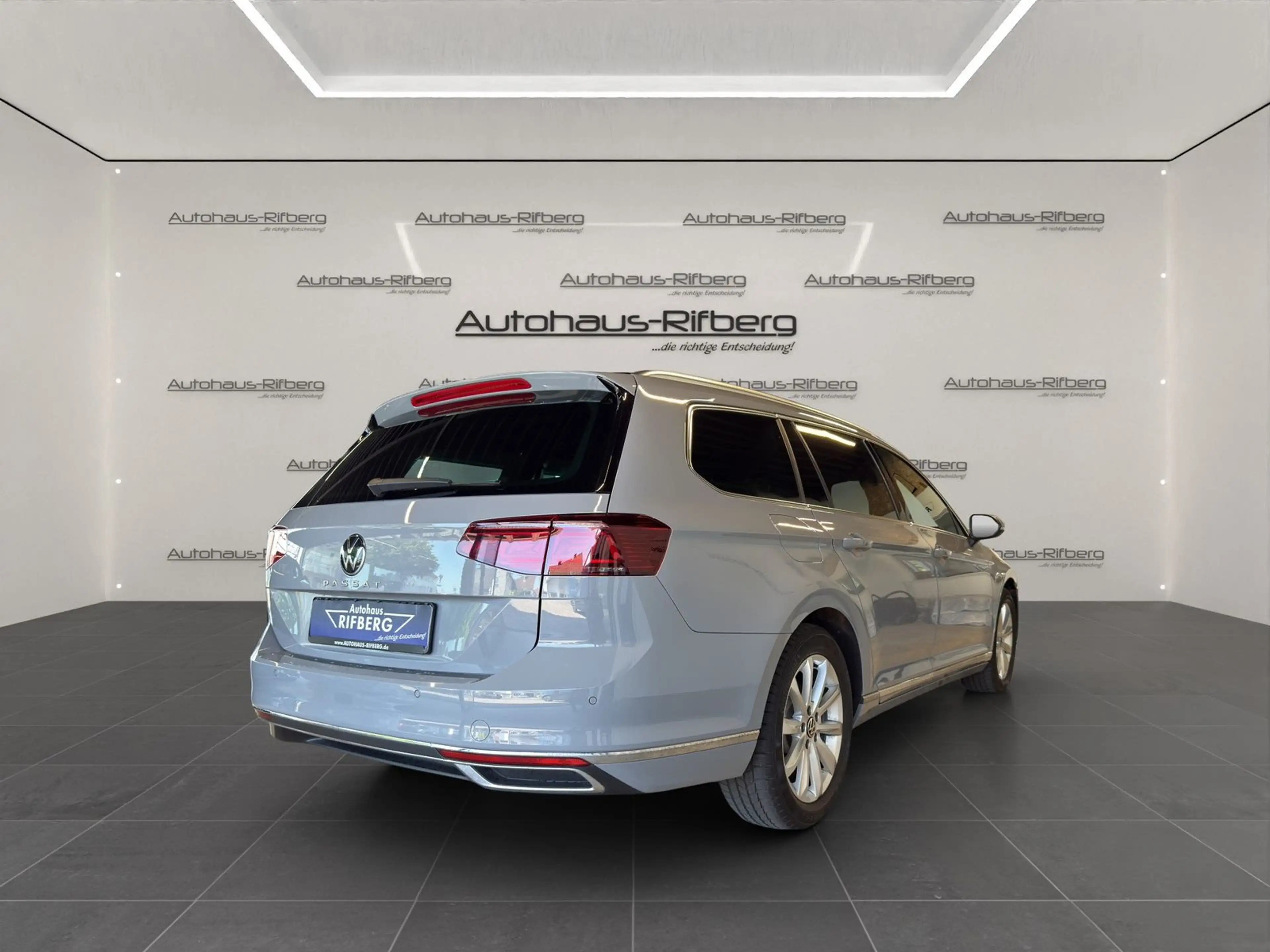 Volkswagen Passat Variant 2.0 TDI ELEGANCE/DSG/PANO/MATRIX — photo 6
