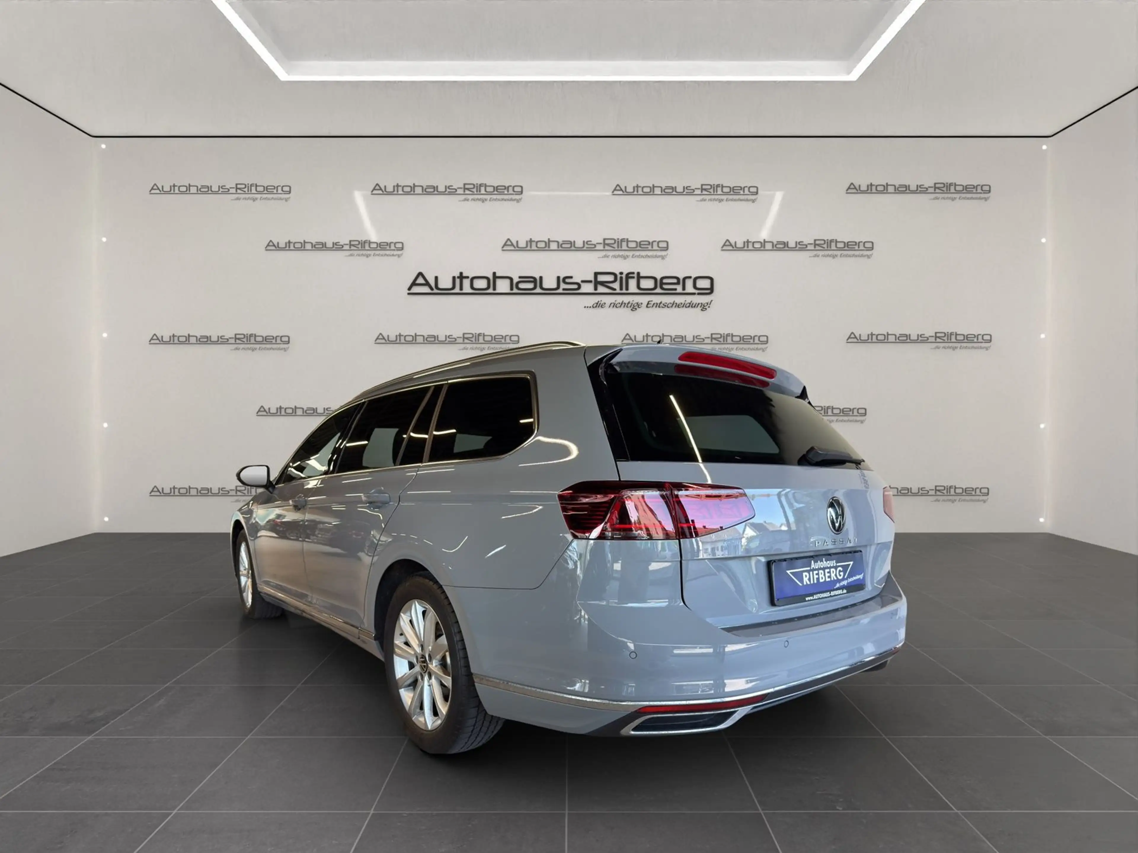 Volkswagen Passat Variant 2.0 TDI ELEGANCE/DSG/PANO/MATRIX — photo 4