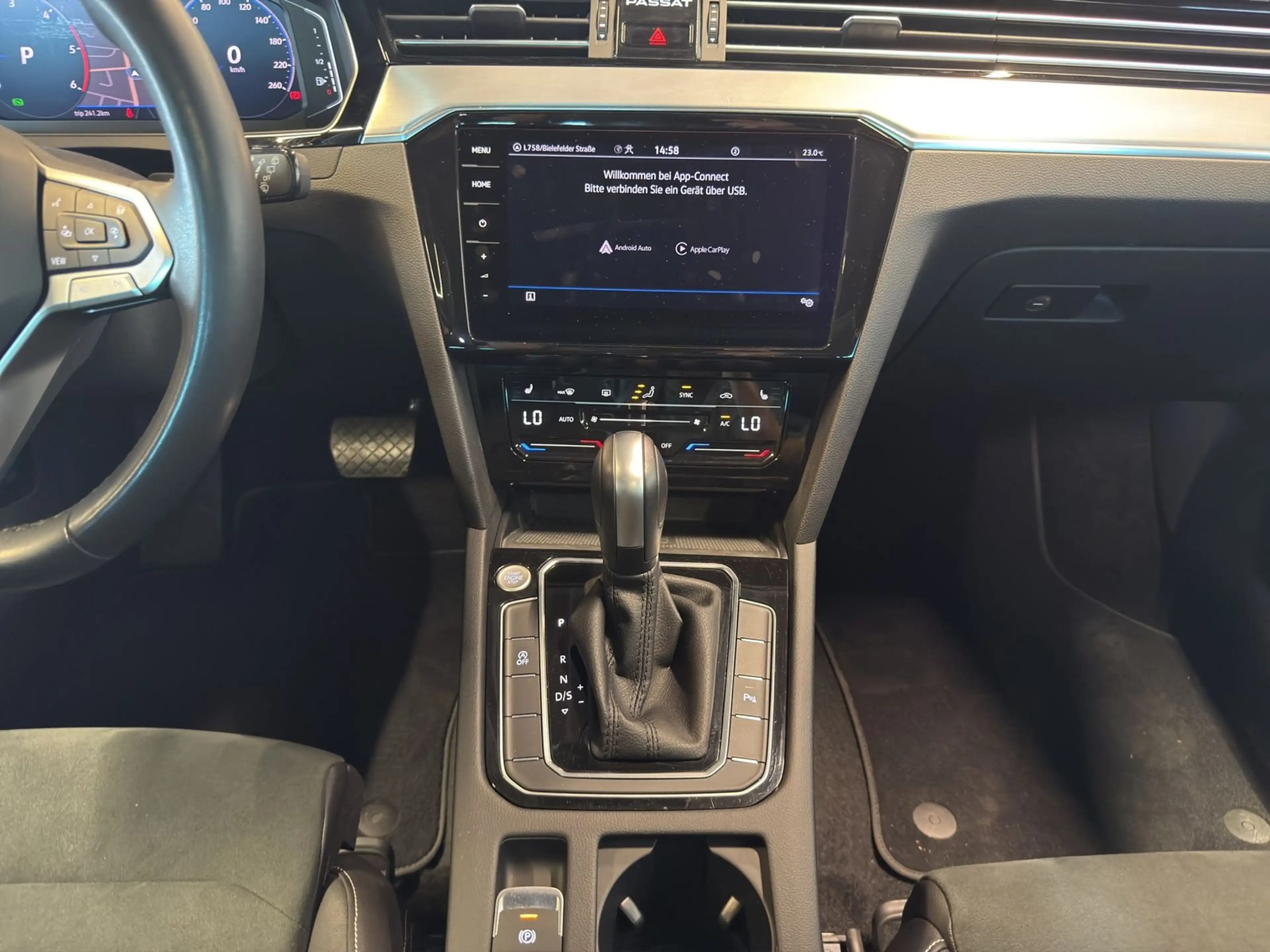 Volkswagen Passat Variant 2.0 TDI ELEGANCE/DSG/PANO/MATRIX — photo 14