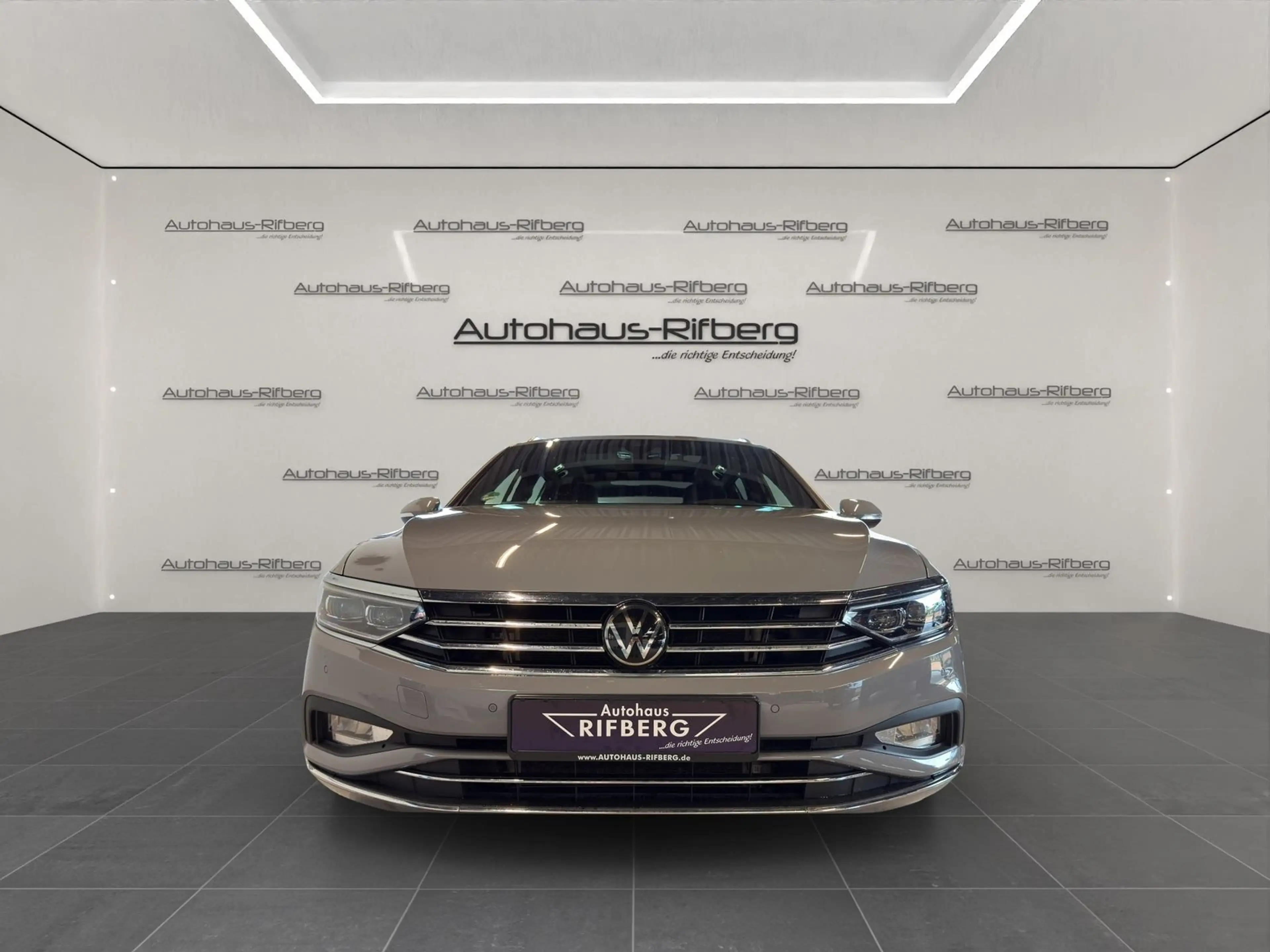 Volkswagen Passat Variant 2.0 TDI ELEGANCE/DSG/PANO/MATRIX — photo 2