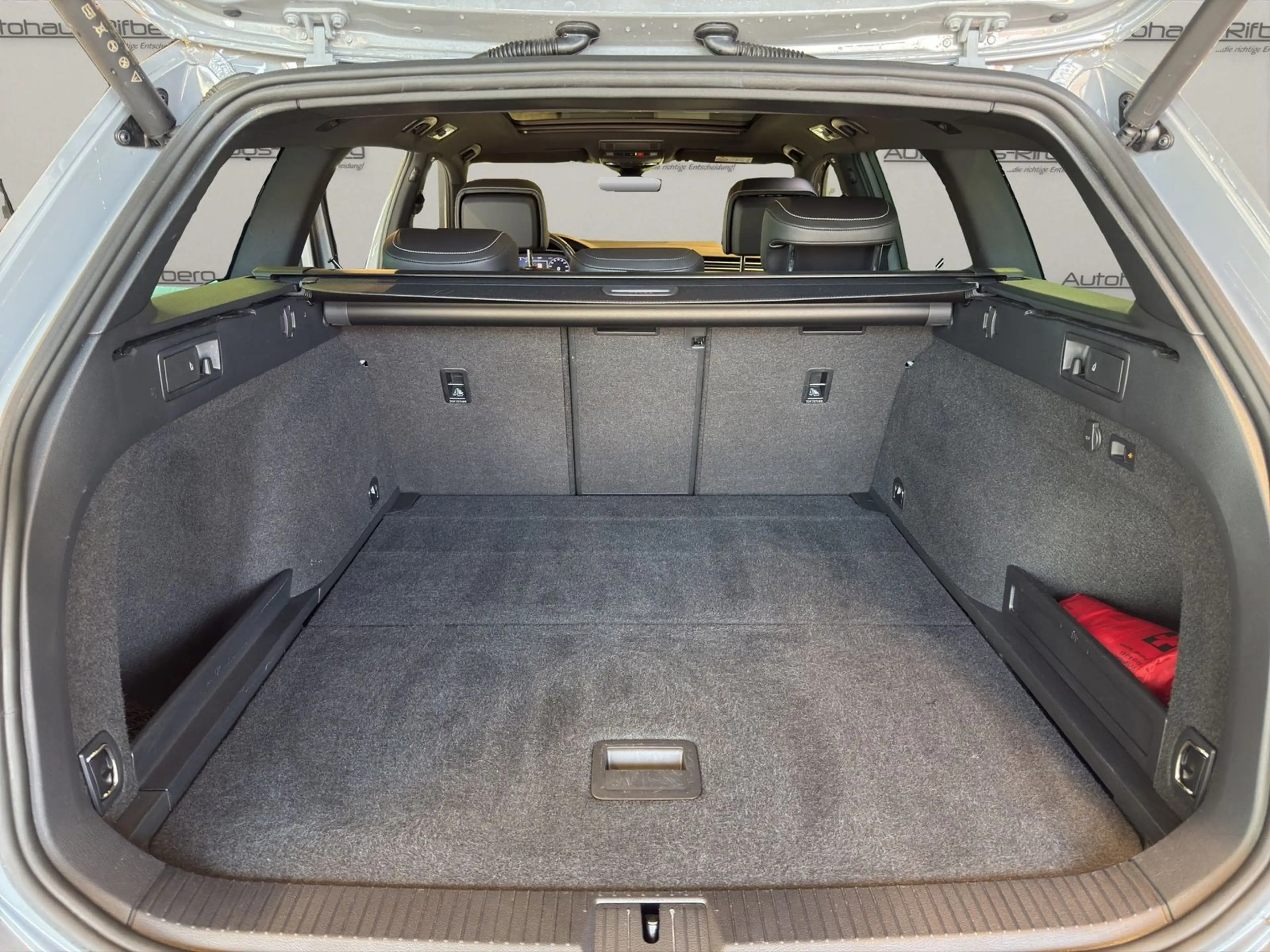 Volkswagen Passat Variant 2.0 TDI ELEGANCE/DSG/PANO/MATRIX — photo 11